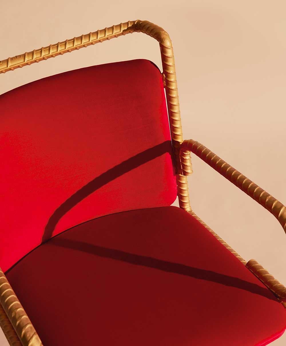 Industriel Chaise en acier Gold Rebar avec rembourrage en velours rouge en vente