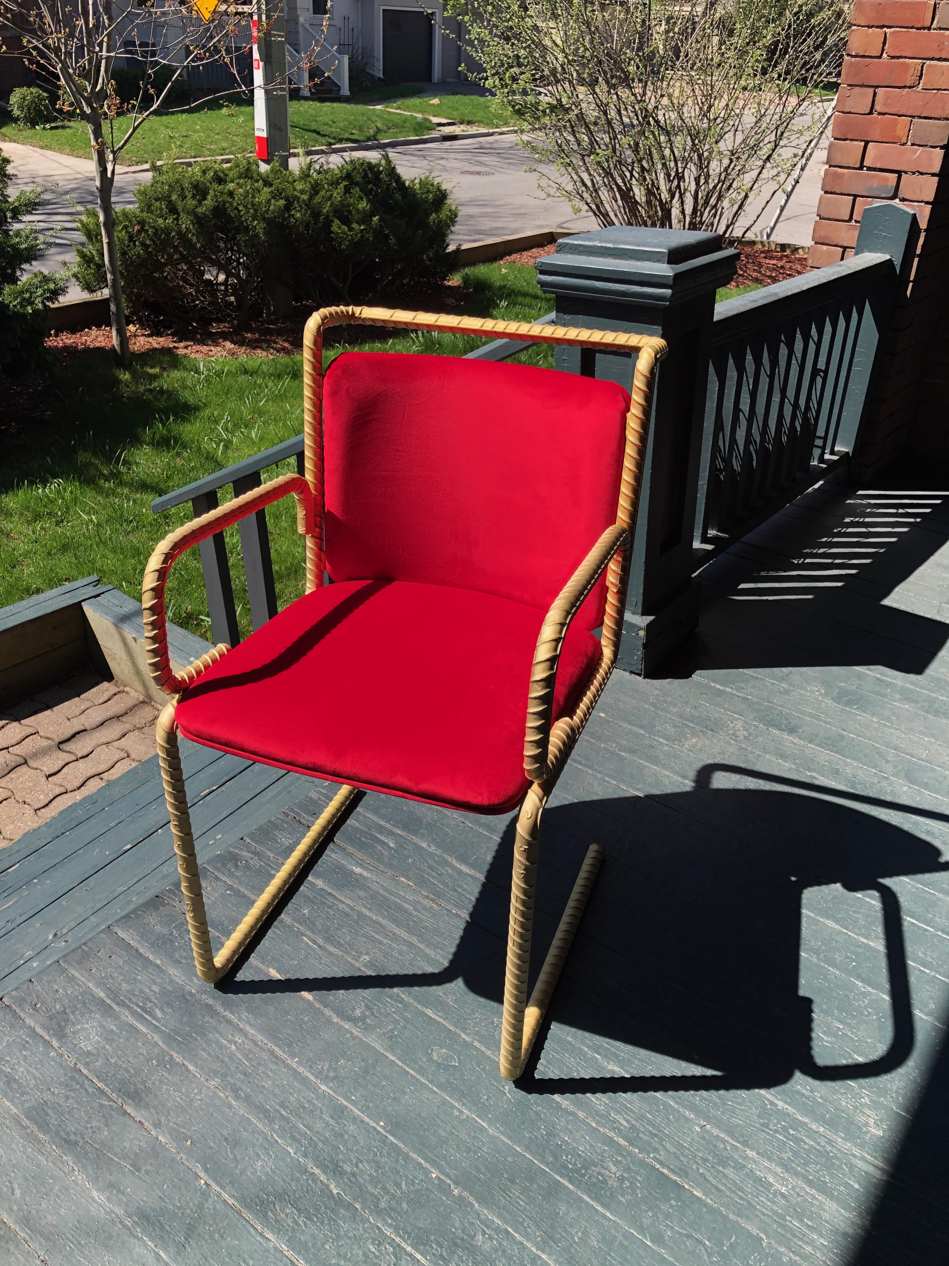 Art déco Chaise Gold Rebar avec rembourrage en velours rouge en vente