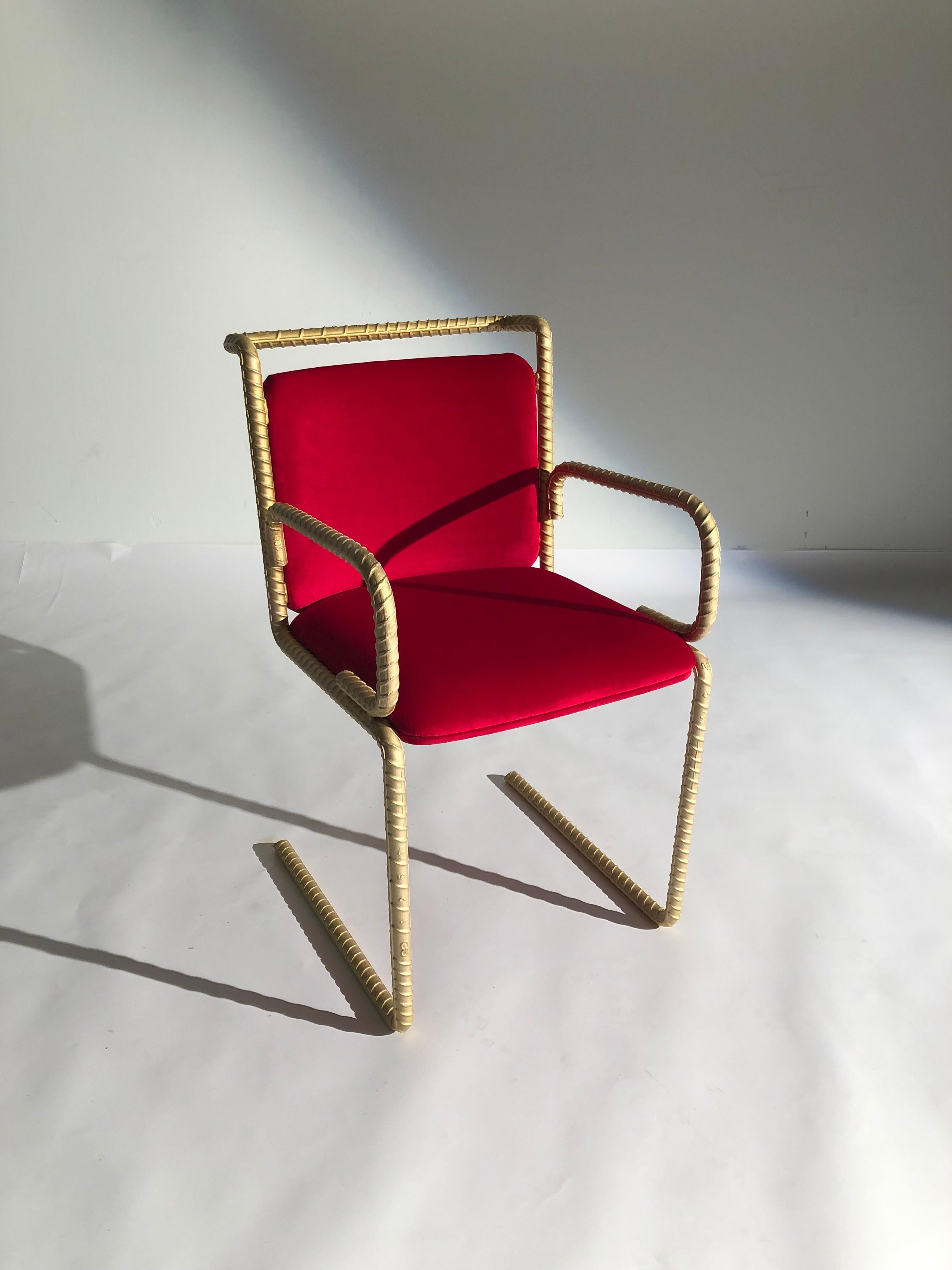 Canadien Chaise en acier Gold Rebar avec rembourrage en velours rouge en vente