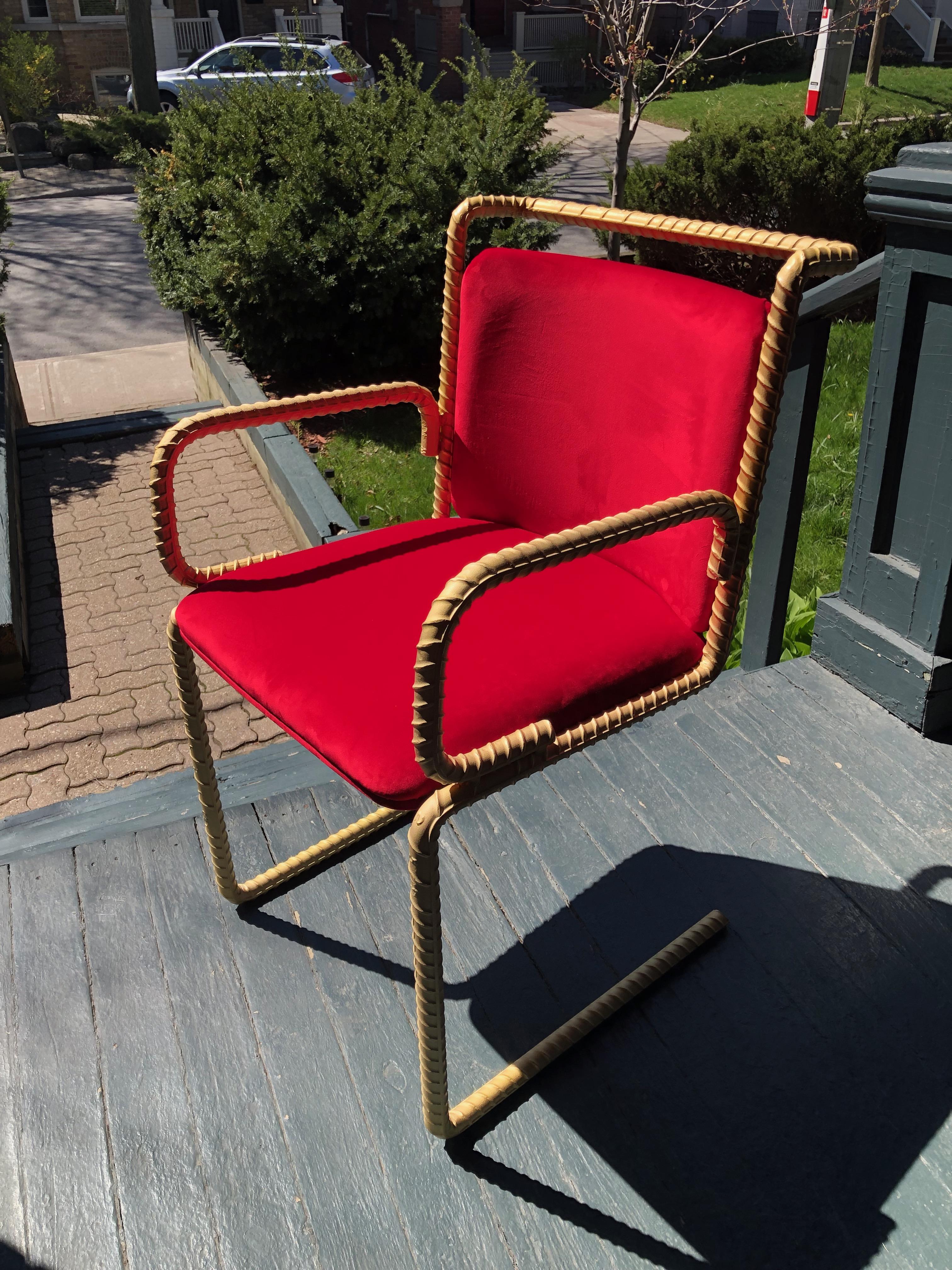 Ferronnerie Chaise en acier Gold Rebar avec rembourrage en velours rouge en vente