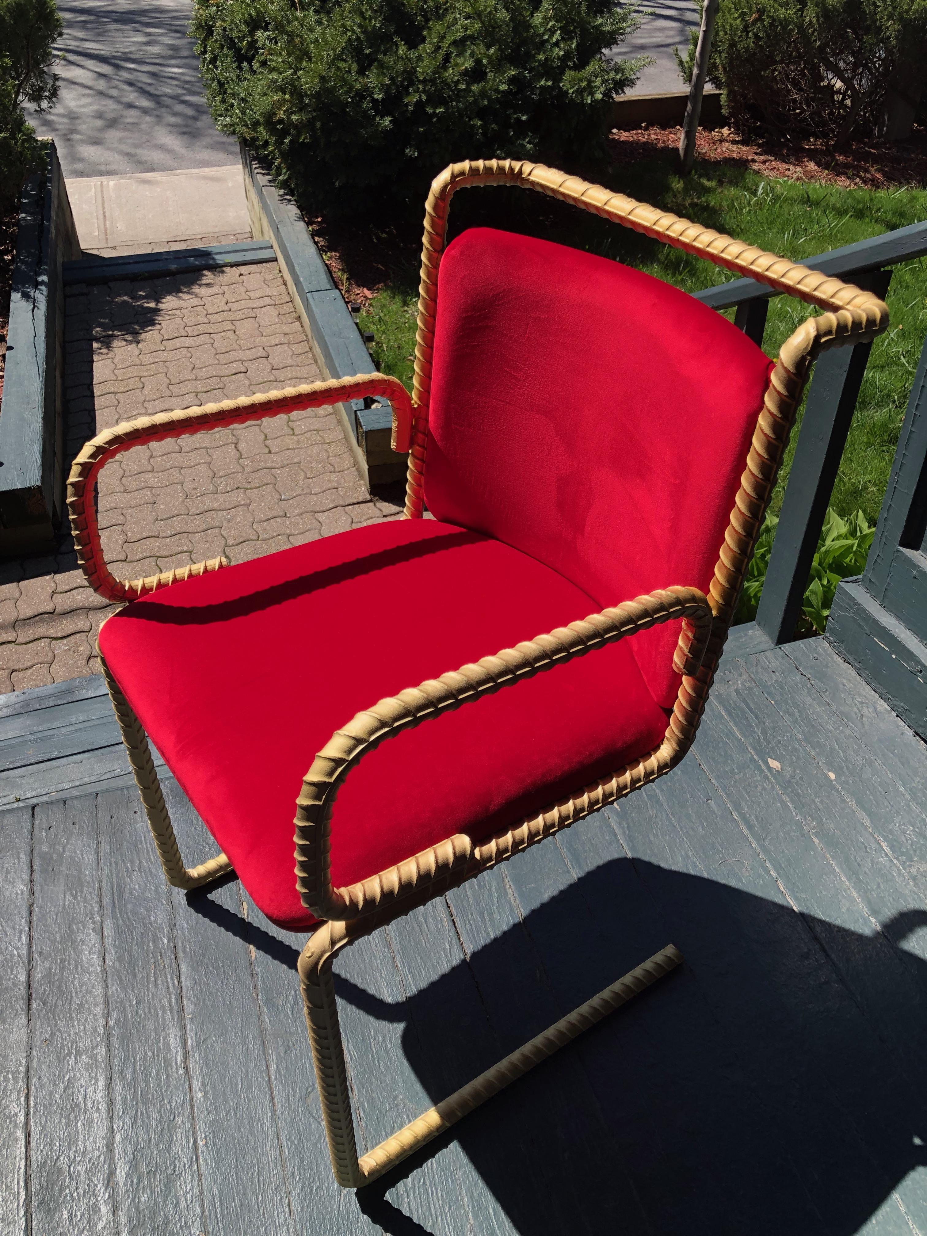 Chaise en acier Gold Rebar avec rembourrage en velours rouge en vente 1