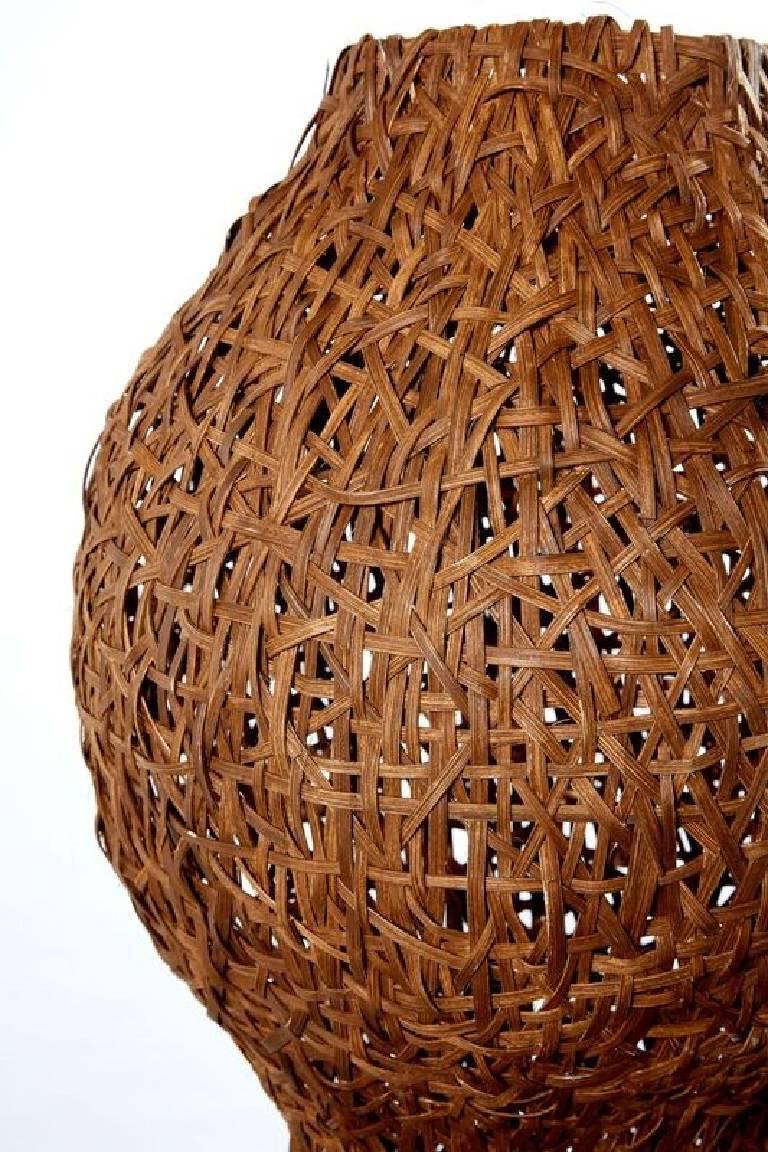 Lampadario in rovere intrecciato su misura di Lucy Slivinski
Apparecchio organico e sagomato, intrecciato a mano, che contiene una sola lampadina. Può contenere anche una lampada a globo
Misura: 33' H x 18