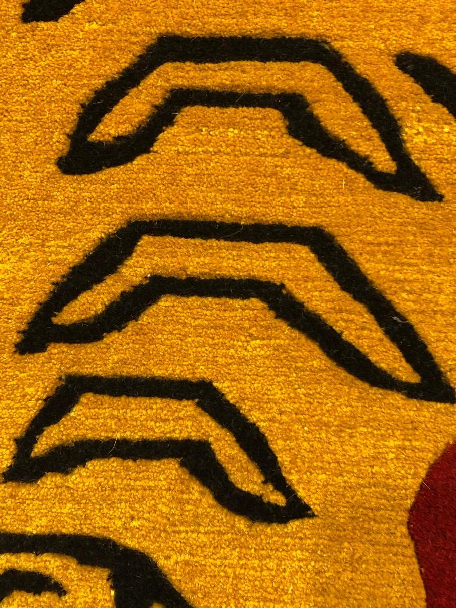 Anpassbarer roter und gelber Tiger Tibetischer Gebetsteppich des 21. Jahrhunderts, 2019 im Angebot 7