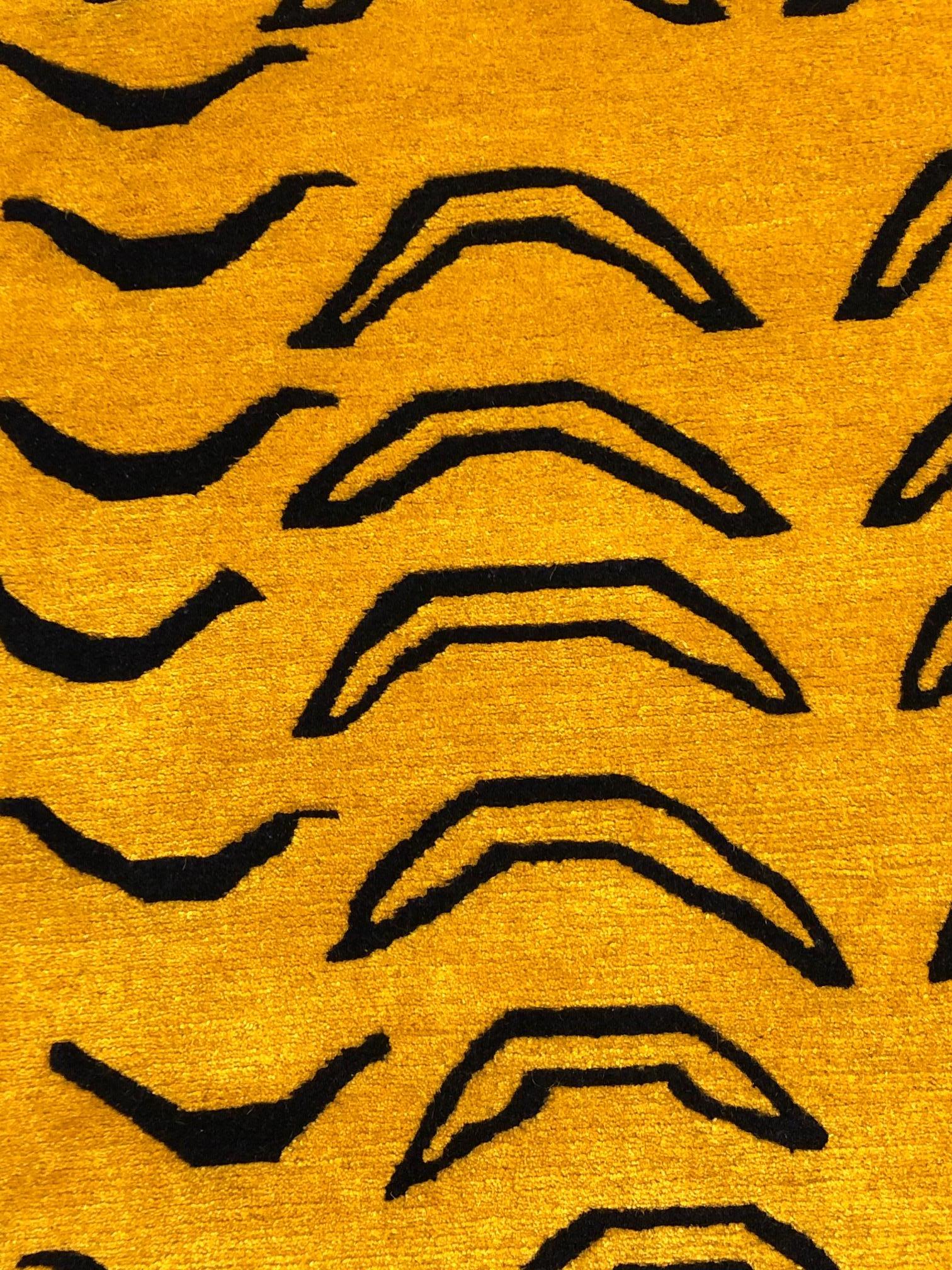Anpassbarer roter und gelber Tiger Tibetischer Gebetsteppich des 21. Jahrhunderts, 2019 im Angebot 1