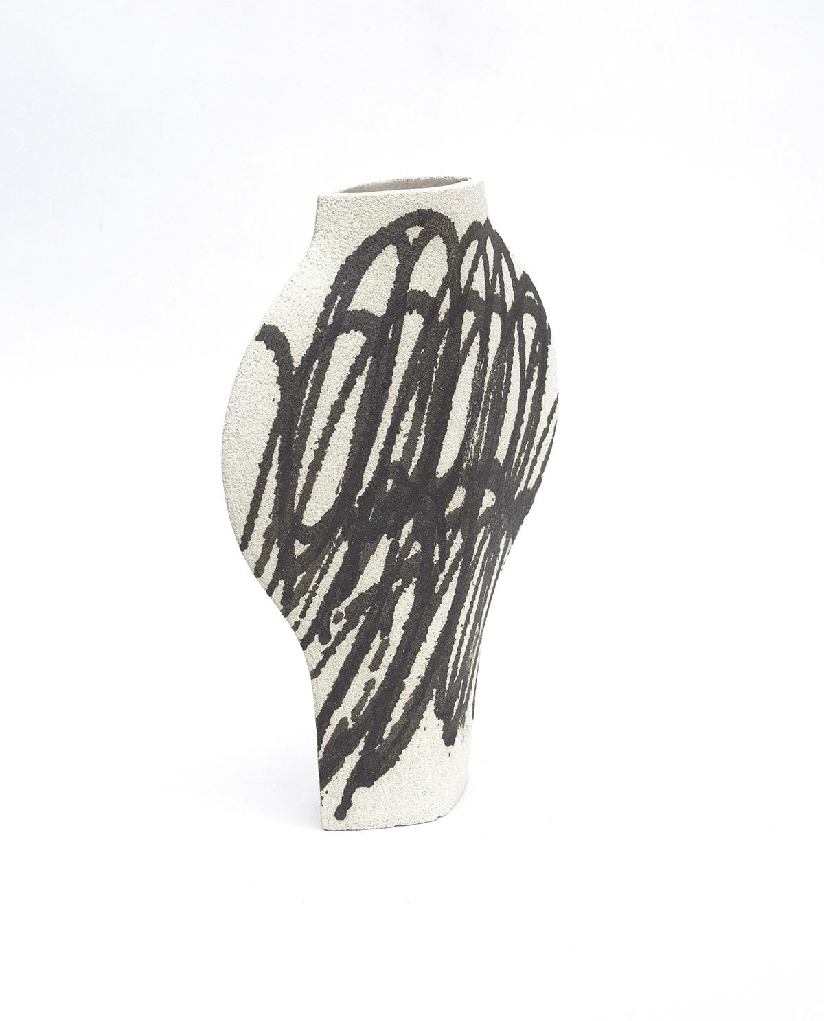 dal Circles Black' Keramik-Vase 

Diese Vase ist Teil einer neuen Serie, die von ikonischen Kunstbewegungen (genauer gesagt von Gemälden) inspiriert ist. Hier ist unser DAL-Modell mit Motiven, die auf abstrakten Gemälden basieren. Sie werden vor