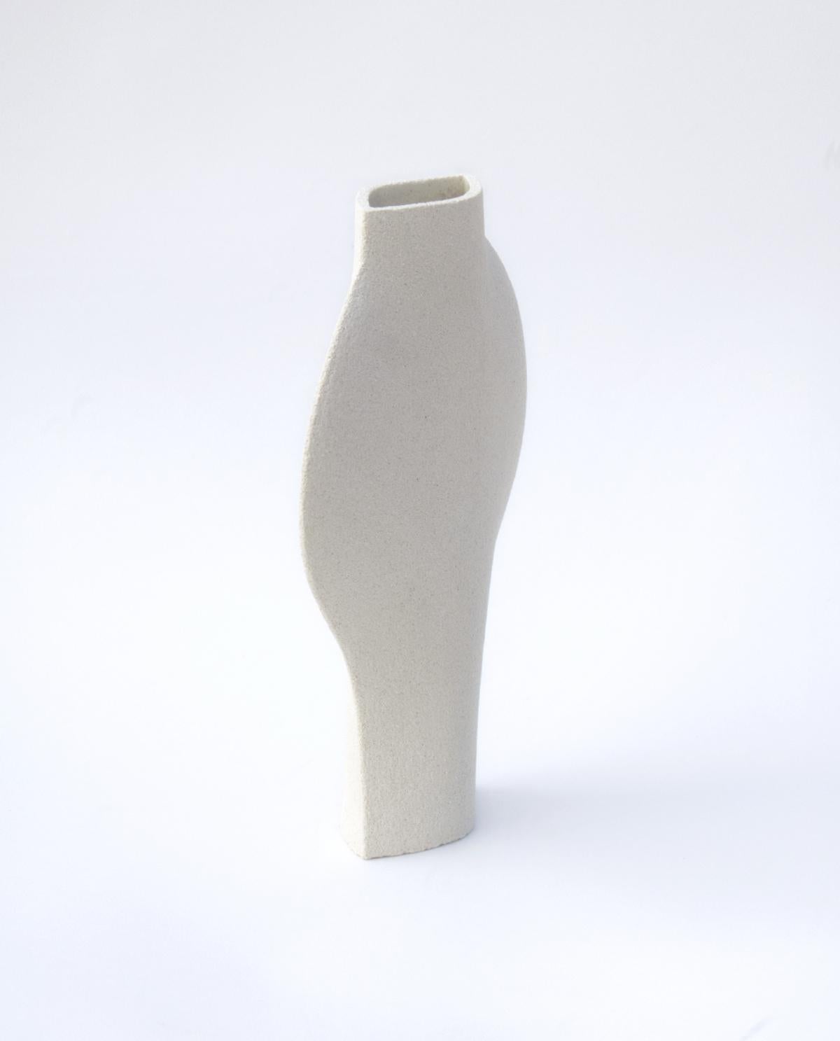 dal - Weiß' Keramik-Vase

Maße: H: 25 cm / L: 20 cm
H: 10 Zoll. / L: 8 Zoll.

- Bei hoher Temperatur gebranntes Steinzeug, innen mit transparenter, glänzender Glasur versehen.
- Rohes Äußeres, das die natürliche Beschaffenheit des Tons zur