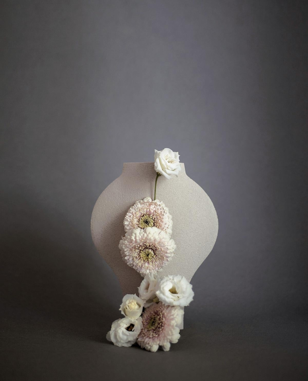 Dal-Vase aus weißer Keramik des 21. Jahrhunderts, handgefertigt in Frankreich (Europäisch) im Angebot