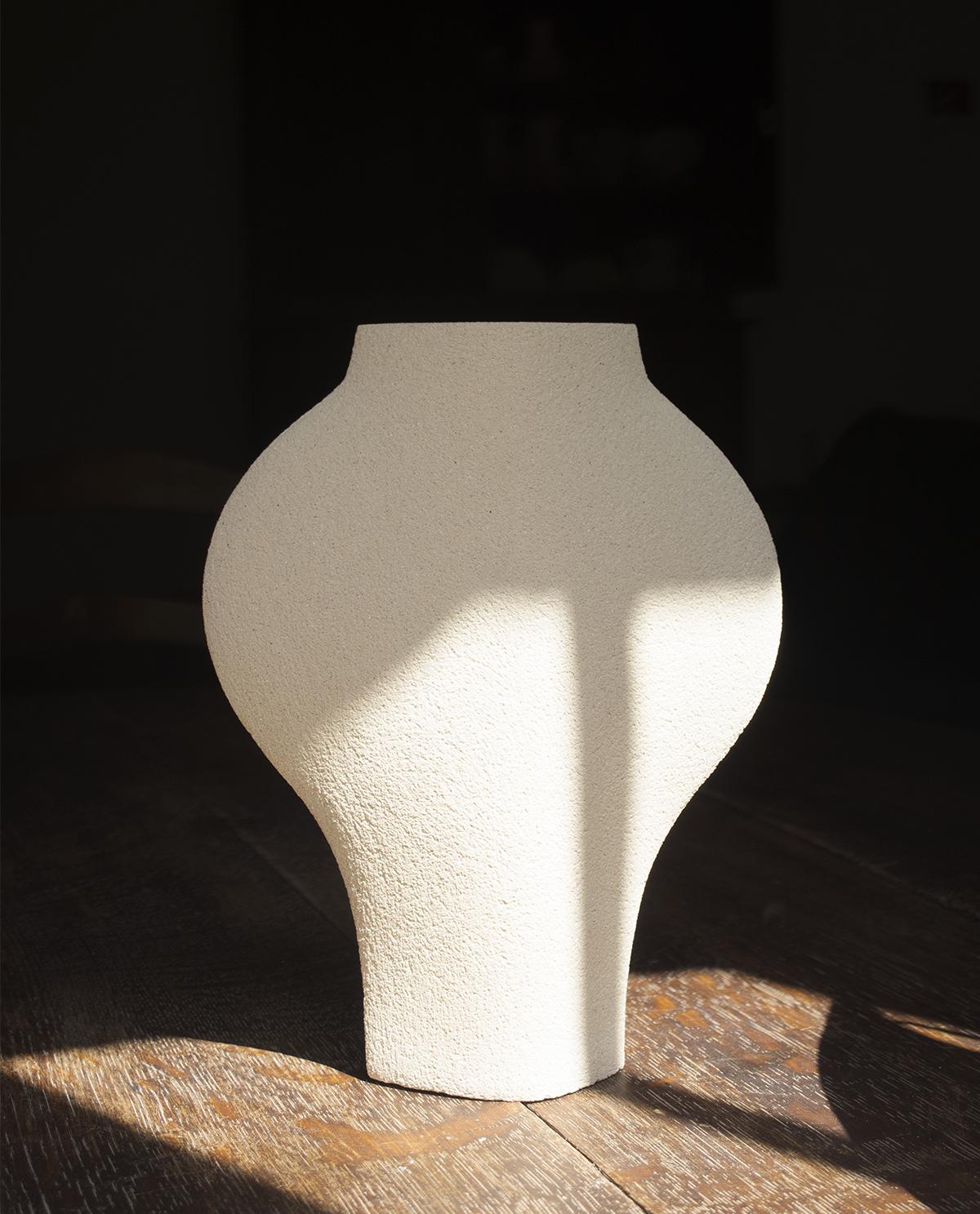 Dal-Vase aus weißer Keramik des 21. Jahrhunderts, handgefertigt in Frankreich (Handgefertigt) im Angebot