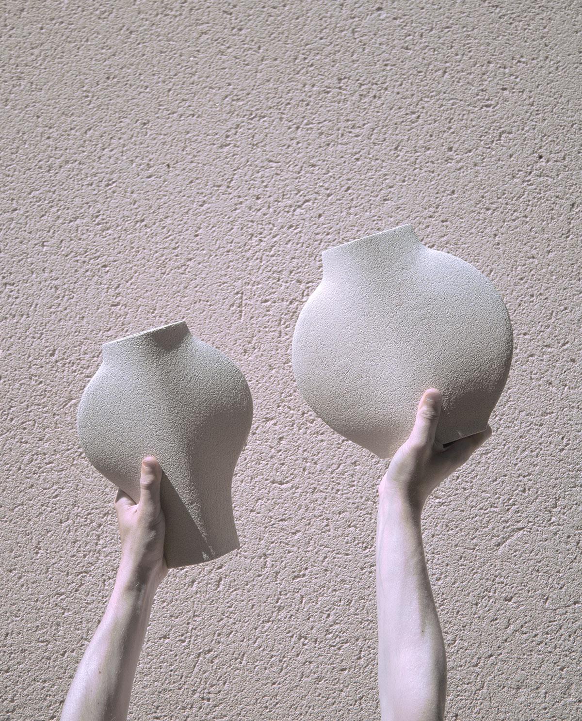 Dal-Vase aus weißer Keramik des 21. Jahrhunderts, handgefertigt in Frankreich (21. Jahrhundert und zeitgenössisch) im Angebot