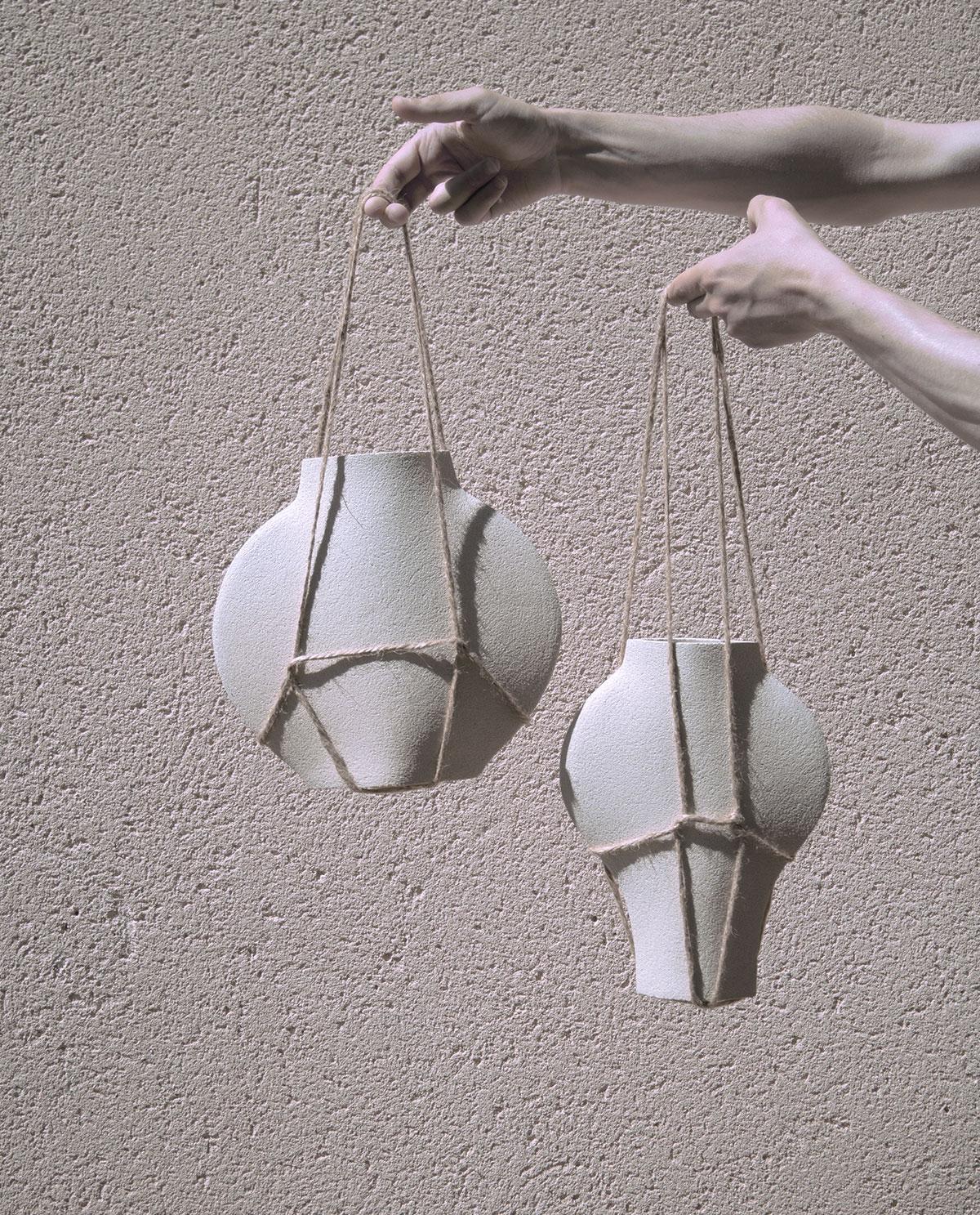 Dal-Vase aus weißer Keramik des 21. Jahrhunderts, handgefertigt in Frankreich (Ton) im Angebot