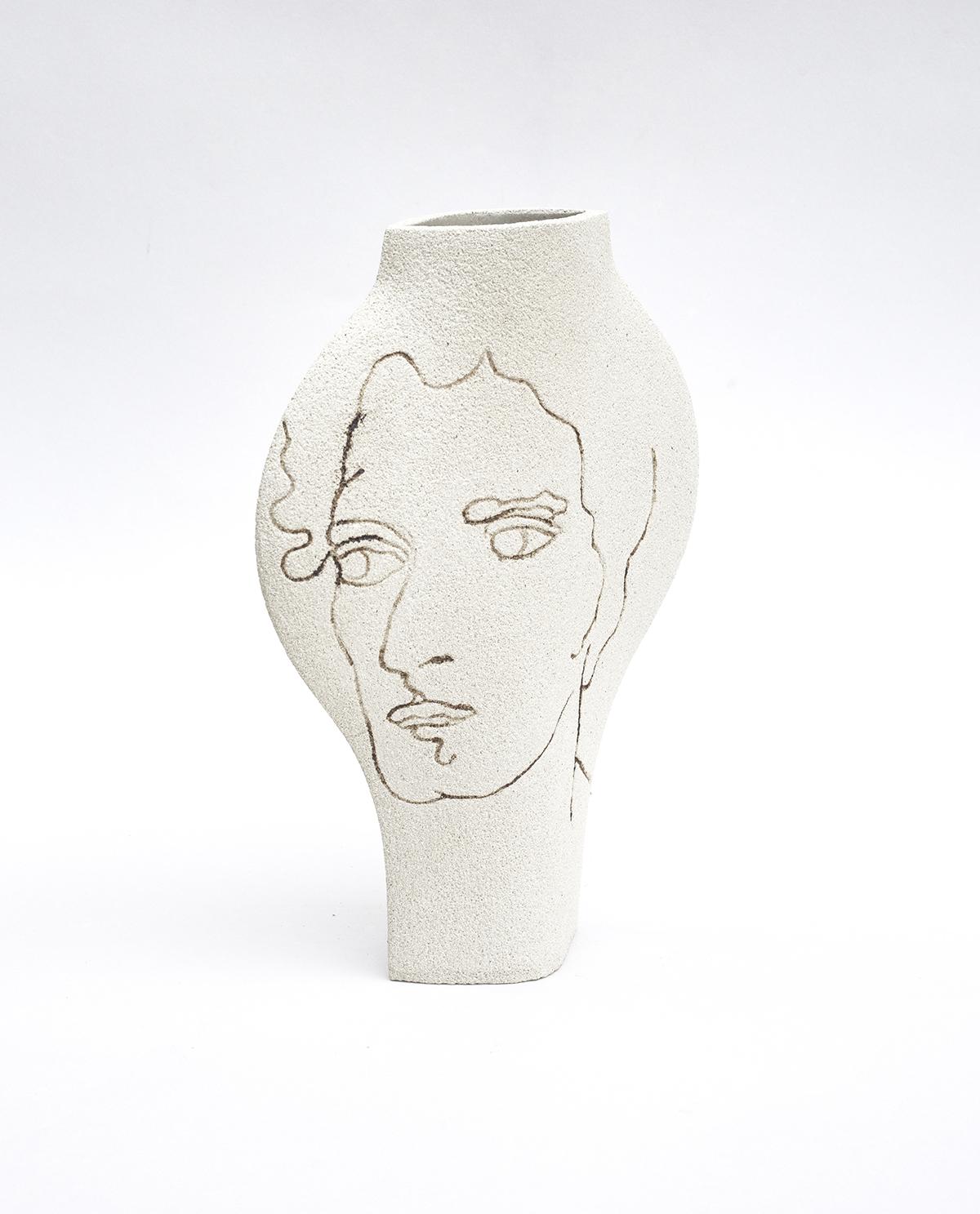 'Dal Visage' Keramik-Vase 

Diese Vase ist Teil einer neuen Serie, die von ikonischen Kunstbewegungen (genauer gesagt von Gemälden) inspiriert ist. Hier ist unser DAL-Modell mit Motiven, die auf einer Porträtdarstellung basieren. Sie werden vor