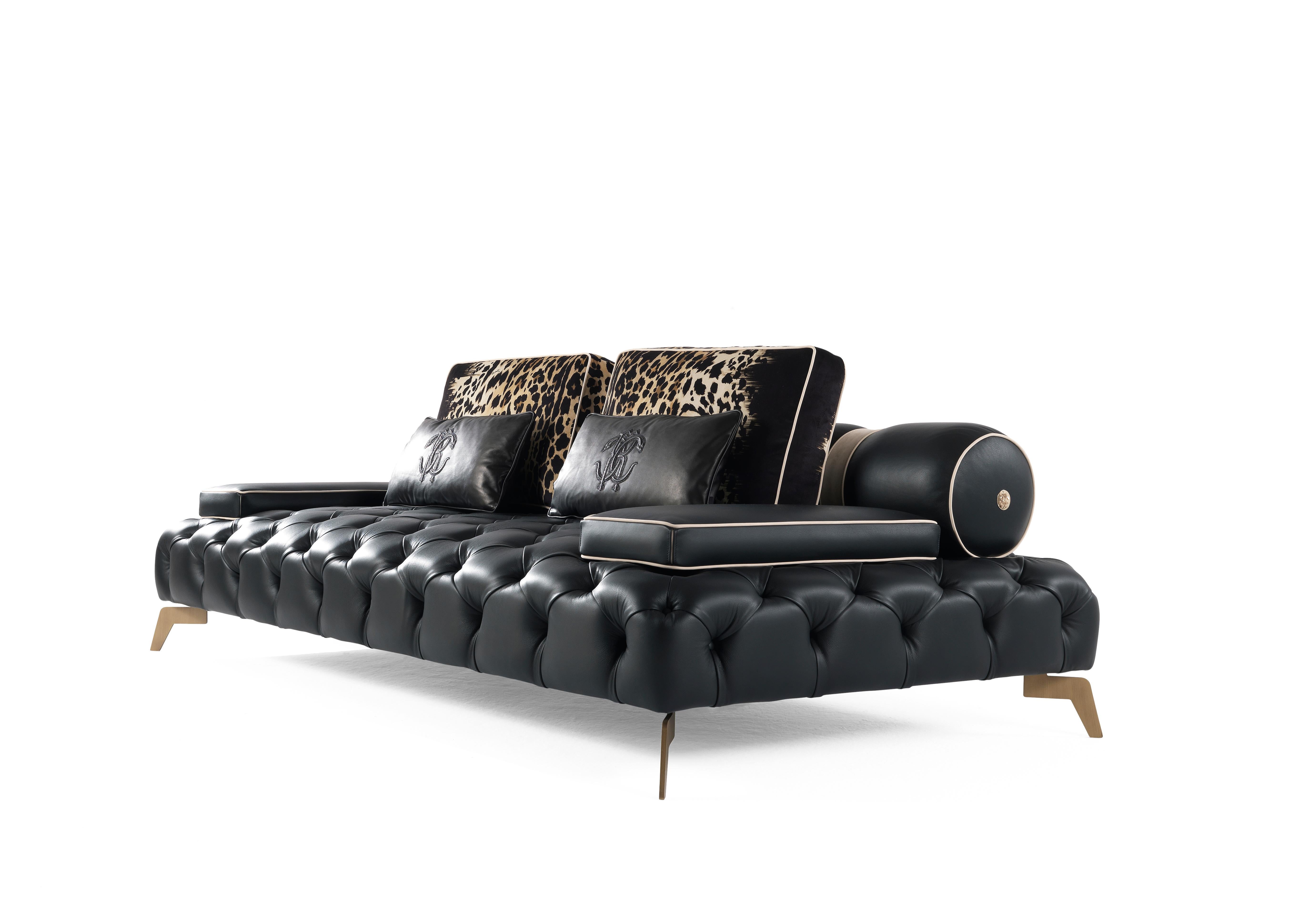 Darlington is an iconic sofa of the Roberto Cavalli Home Interiors collection, characterized by a refined capitonné finishing. This new version is presented with black leather upholstery and piping in cream-colored nubuck, completed by cushions with
