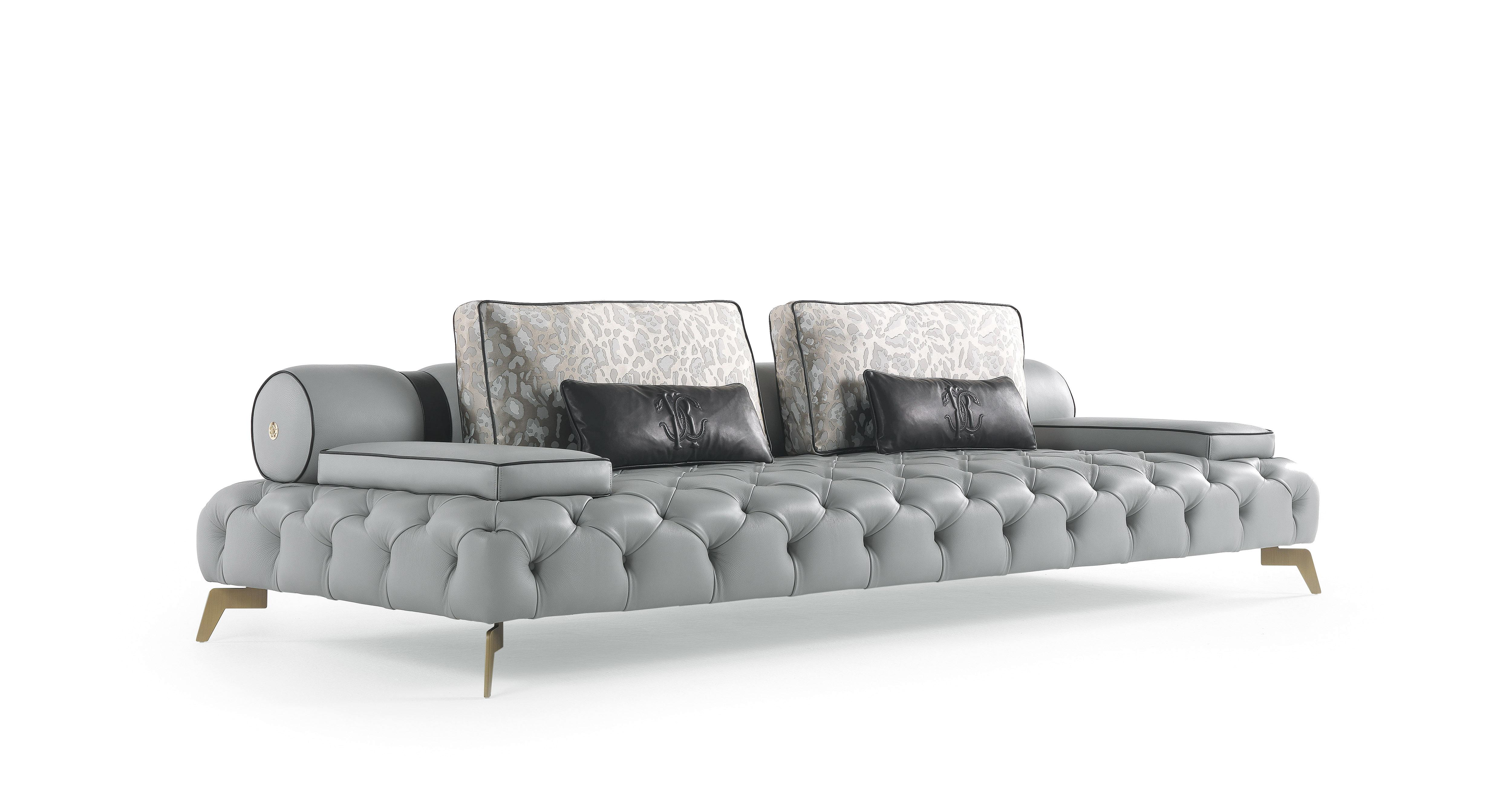 Darlington is an iconic sofa of the Roberto Cavalli Home Interiors collection, characterized by a refined capitonné finishing.
Darlington 3-seater sofa structure in poplar wood and foam. Upholstery in leather CAT. B Touch COL. Grey. Structural