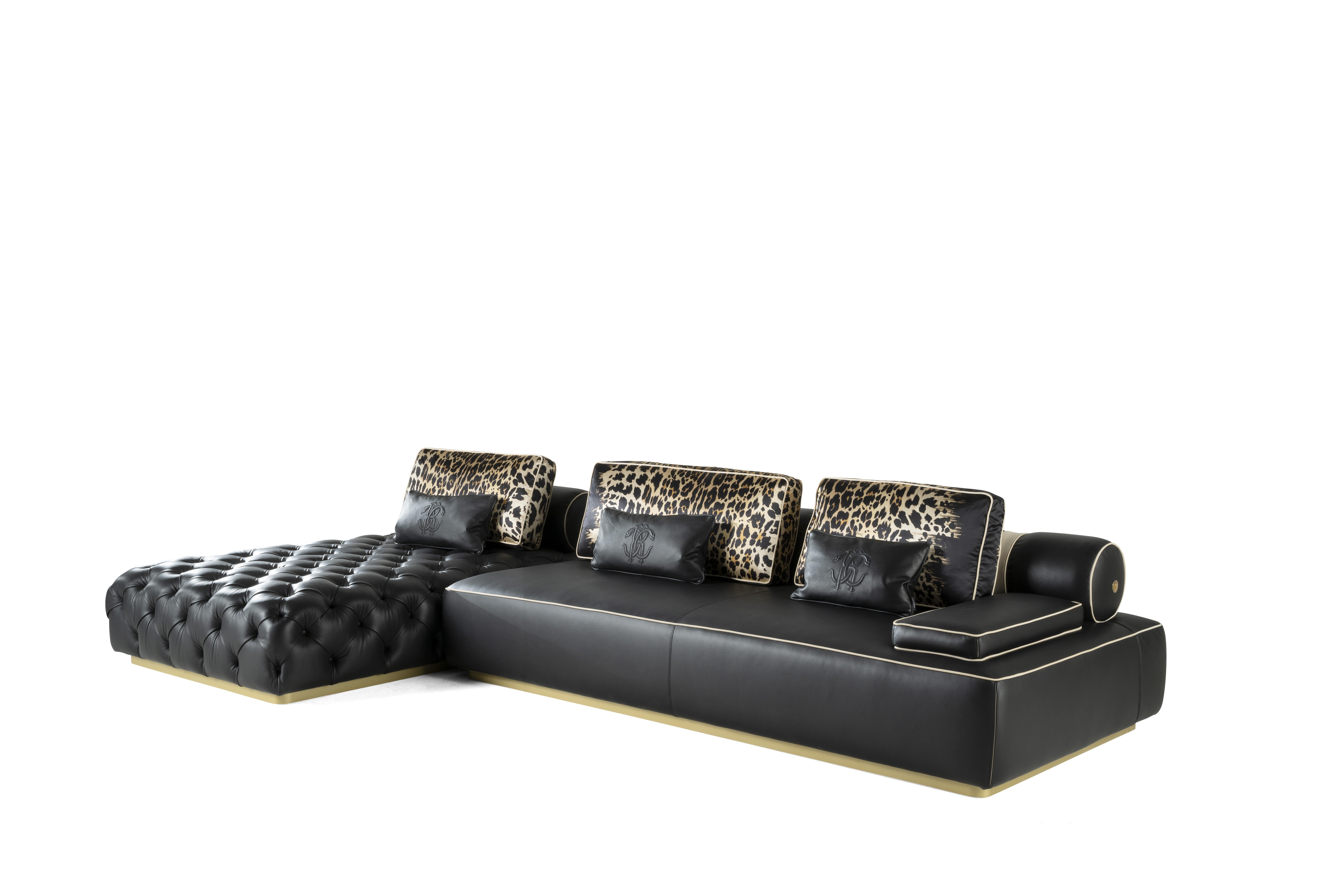 Darlington is an iconic modular sofa of the Roberto Cavalli Home Interiors collection, characterized by a refined capitonné finishing. In this new version, the sofa is presented with black leather upholstery and piping in cream-colored nubuck,
