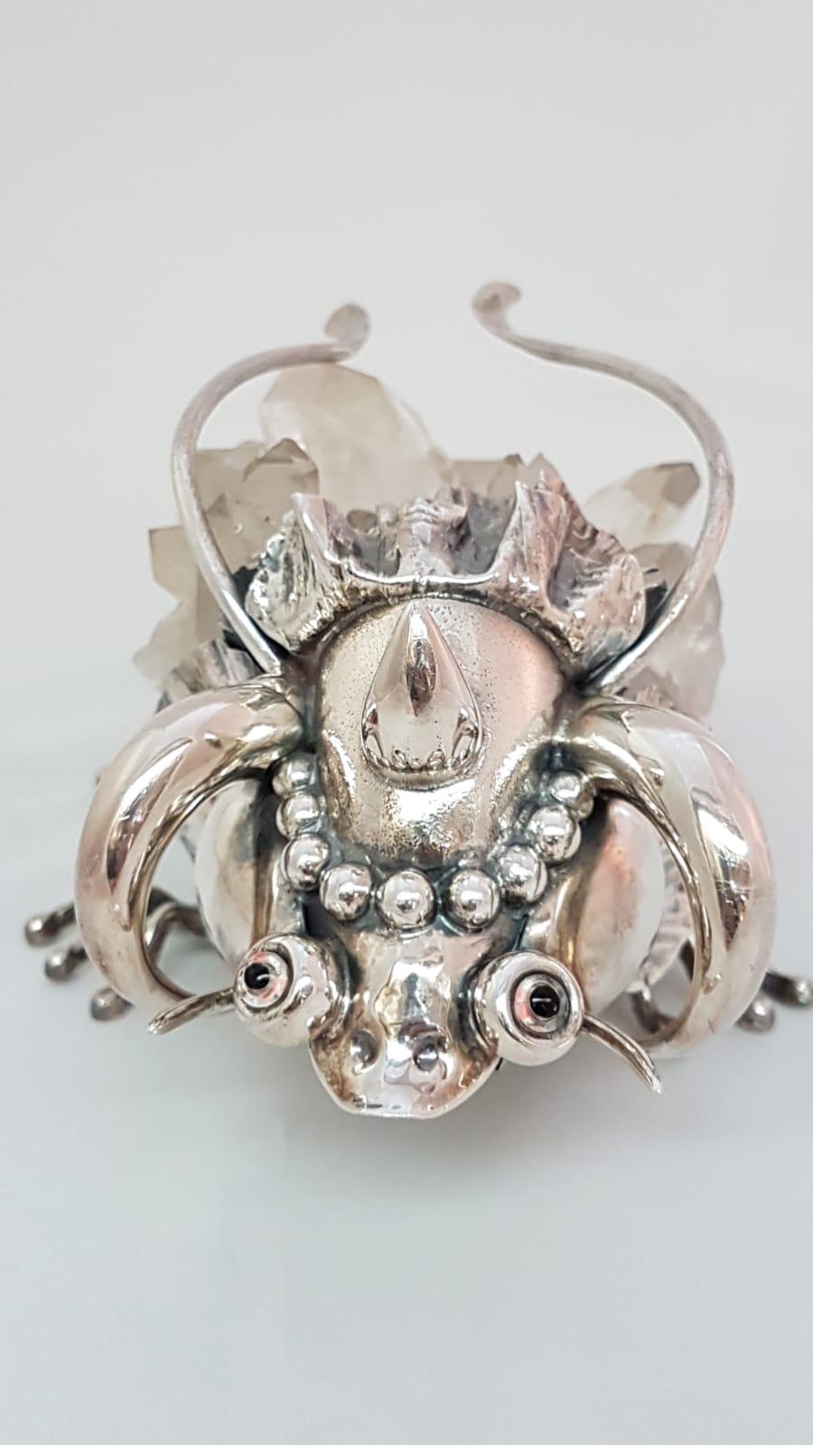 A unique piece of art, a sculpture representing a mouse in sterling silver and crystal rock. Signed De Vecchi. Very rare to find. Collectible item. 

Sculpture name: Derse Quartz 
Silver 576gr.


