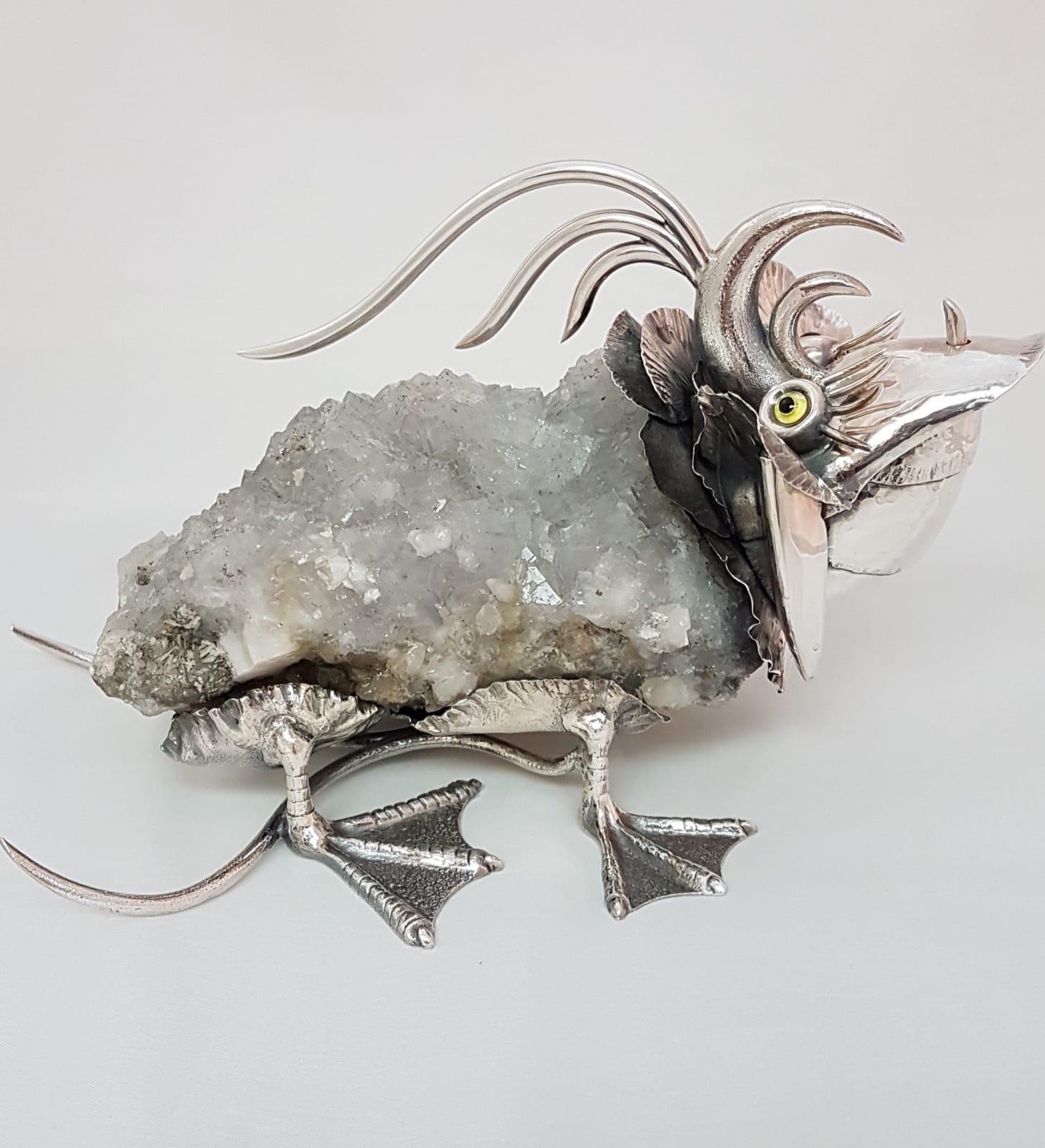 A unique piece of art, a sculpture representing a mouse in sterling silver, crystal rock, and precious stones. Signed De Vecchi. Very rare to find. Collectible item. 

Sculpture name: Cantaben Quartz
Sterling silver gr676.
 