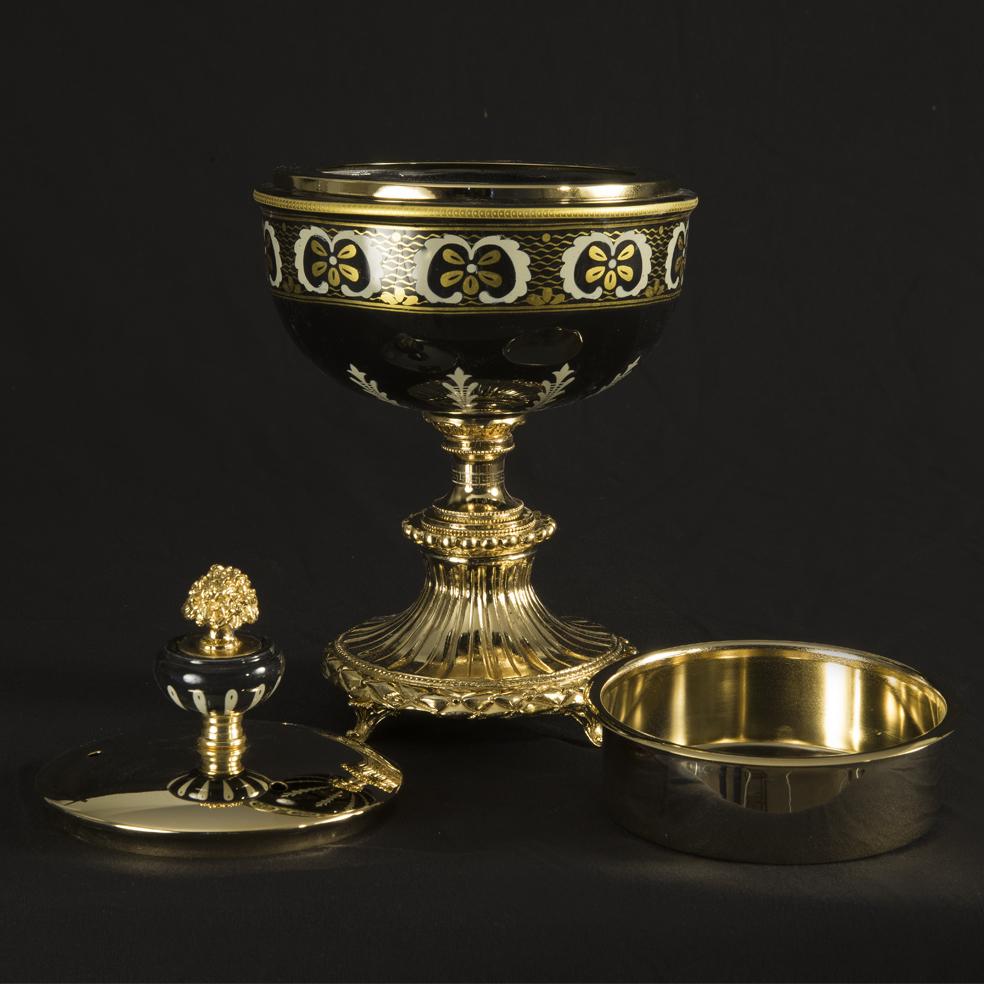 Quemador de incienso de porcelana negra decorada, metal dorado en fundición a la cera perdida. Se ha creado un recipiente metálico dentro de la taza de porcelana para quemar el incienso. Se han creado agujeros sobre la tapa para permitir que el