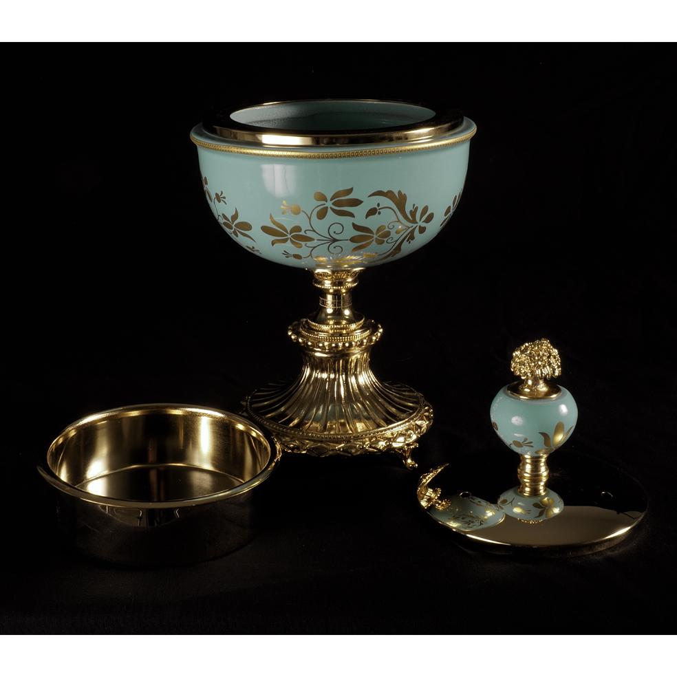 Quemador de incienso de porcelana verde claro decorada y adornos de oro puro, metal dorado en fundición a la cera perdida. Se ha creado un recipiente metálico dentro de la taza de porcelana para quemar el incienso. Se han creado agujeros sobre la