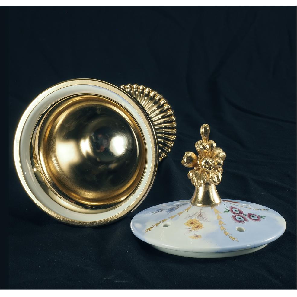 Quemador de incienso de porcelana blanca decorada, fondo de cielo con nubes y adornos y flores de oro puro, metal dorado en fundición a la cera perdida. Se ha creado un recipiente metálico dentro de la taza de porcelana para quemar el incienso. Se