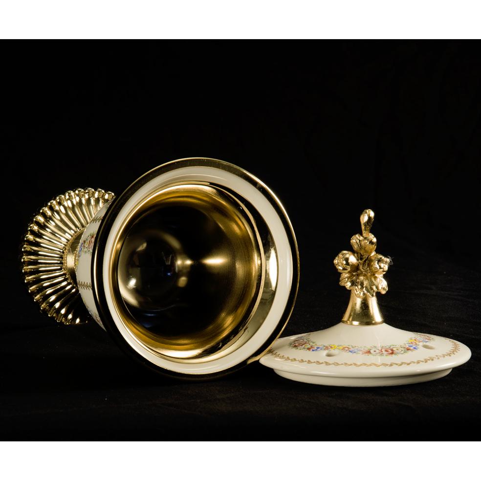 Quemador de incienso de porcelana de marfil decorada y adornos y flores de oro puro, metal dorado en fundición a la cera perdida. Se ha creado un recipiente metálico dentro de la taza de porcelana para quemar el incienso. Se han creado agujeros