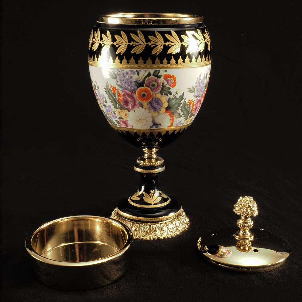 Quemador de incienso de porcelana azul decorada y adornos y flores de oro puro, metal dorado en fundición a la cera perdida. Se ha creado un recipiente metálico dentro de la taza de porcelana para quemar el incienso. Se han creado agujeros sobre la