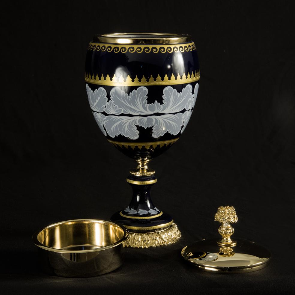 Quemador de incienso de porcelana azul decorada, y adornos de oro puro y flores blancas, de metal dorado en fundición a la cera perdida. Se ha creado un recipiente metálico dentro de la taza de porcelana para quemar el incienso. Se han creado