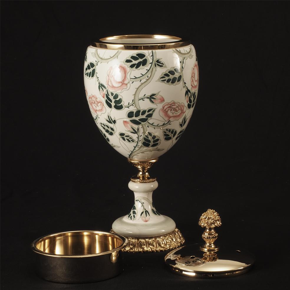 Quemador de incienso de porcelana decorada a mano en color marfil, metal dorado en fundición a la cera perdida. Se ha creado un recipiente metálico dentro de la taza de porcelana para quemar el incienso. Se han creado agujeros sobre la tapa para