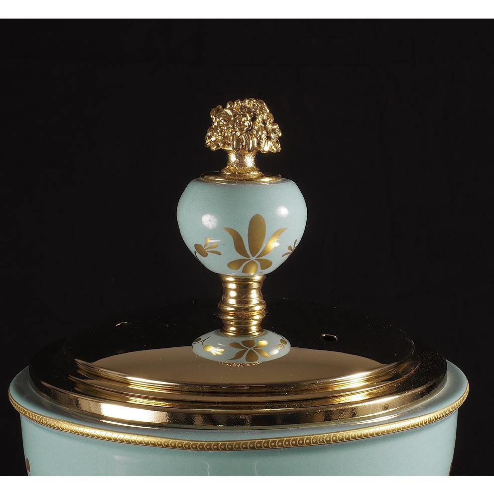 Siglo XXI Quemador de esencias de porcelana decorada Renacimiento neoclásico en venta