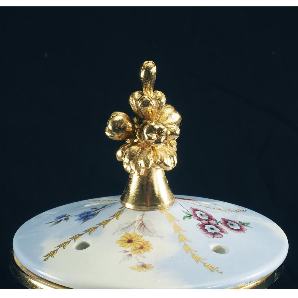 Siglo XXI Quemador de esencias de porcelana decorada Renacimiento neoclásico en venta