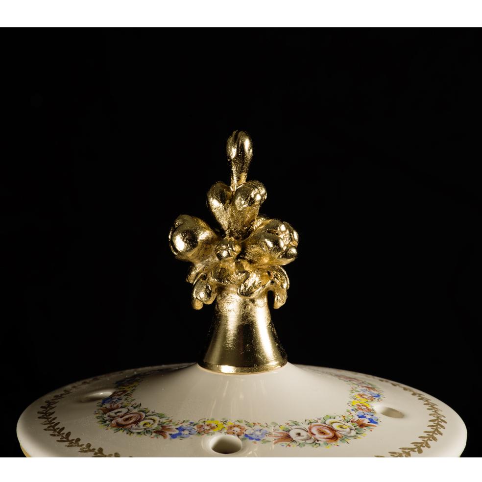 Siglo XXI Quemador de esencias de porcelana decorada Renacimiento neoclásico en venta