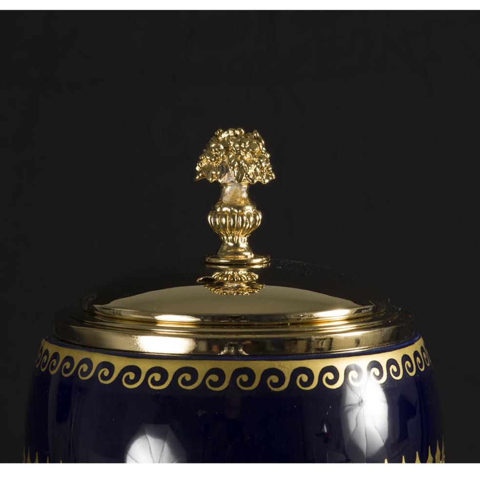 Siglo XXI Quemador de esencias de porcelana decorada Renacimiento neoclásico en venta