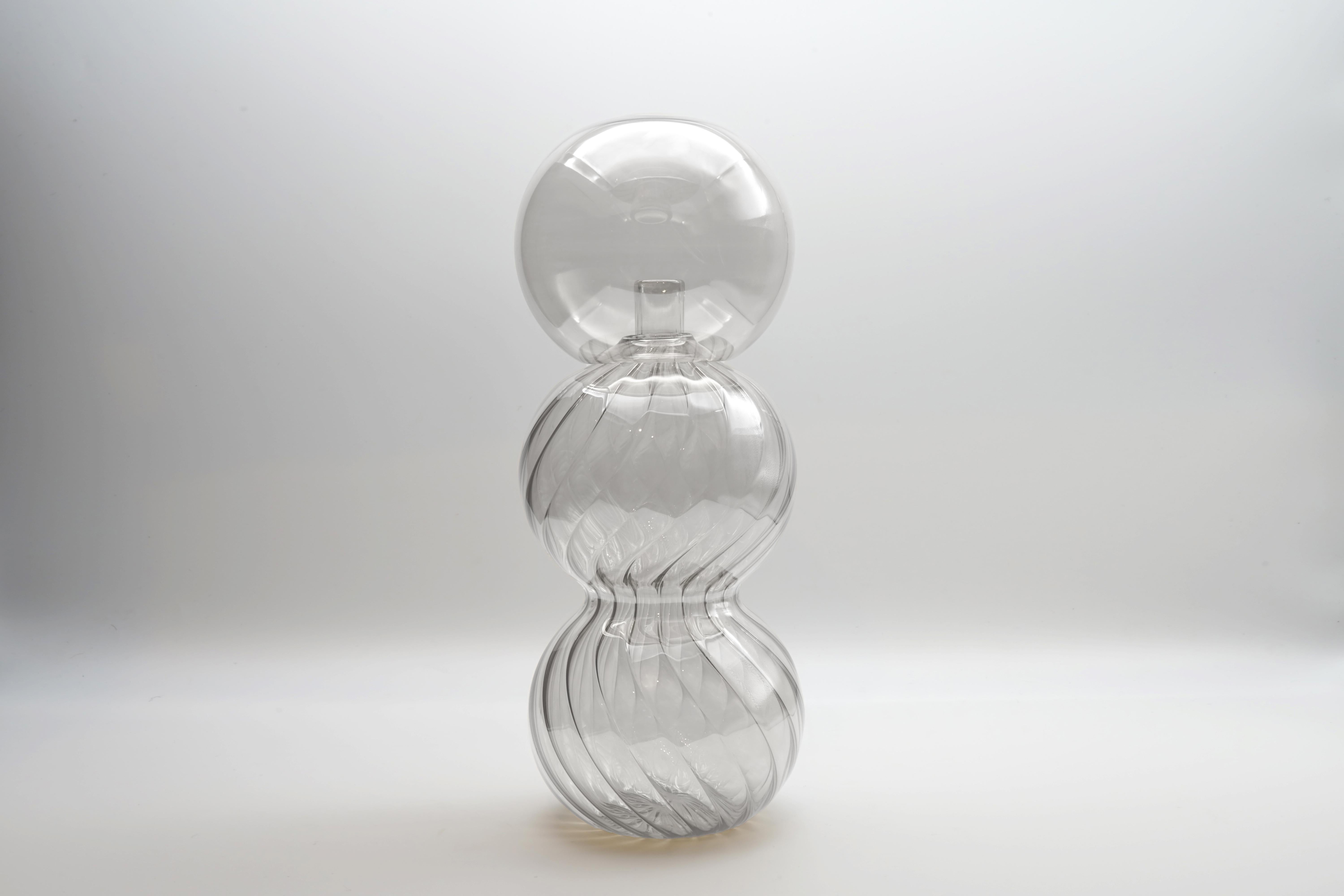 Calabaza (un seul mot qui en espagnol signifie citrouille/flacon), une bouteille qui fait référence à des formes archétypales dérivées du monde naturel, dont les volutes obtenues par soufflage du verre donnent naissance à un objet vivant qui semble