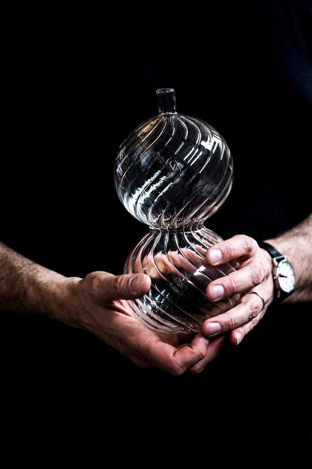 XXIe siècle et contemporain Flacon de verre décoratif, couleur claire, Kanz en vente