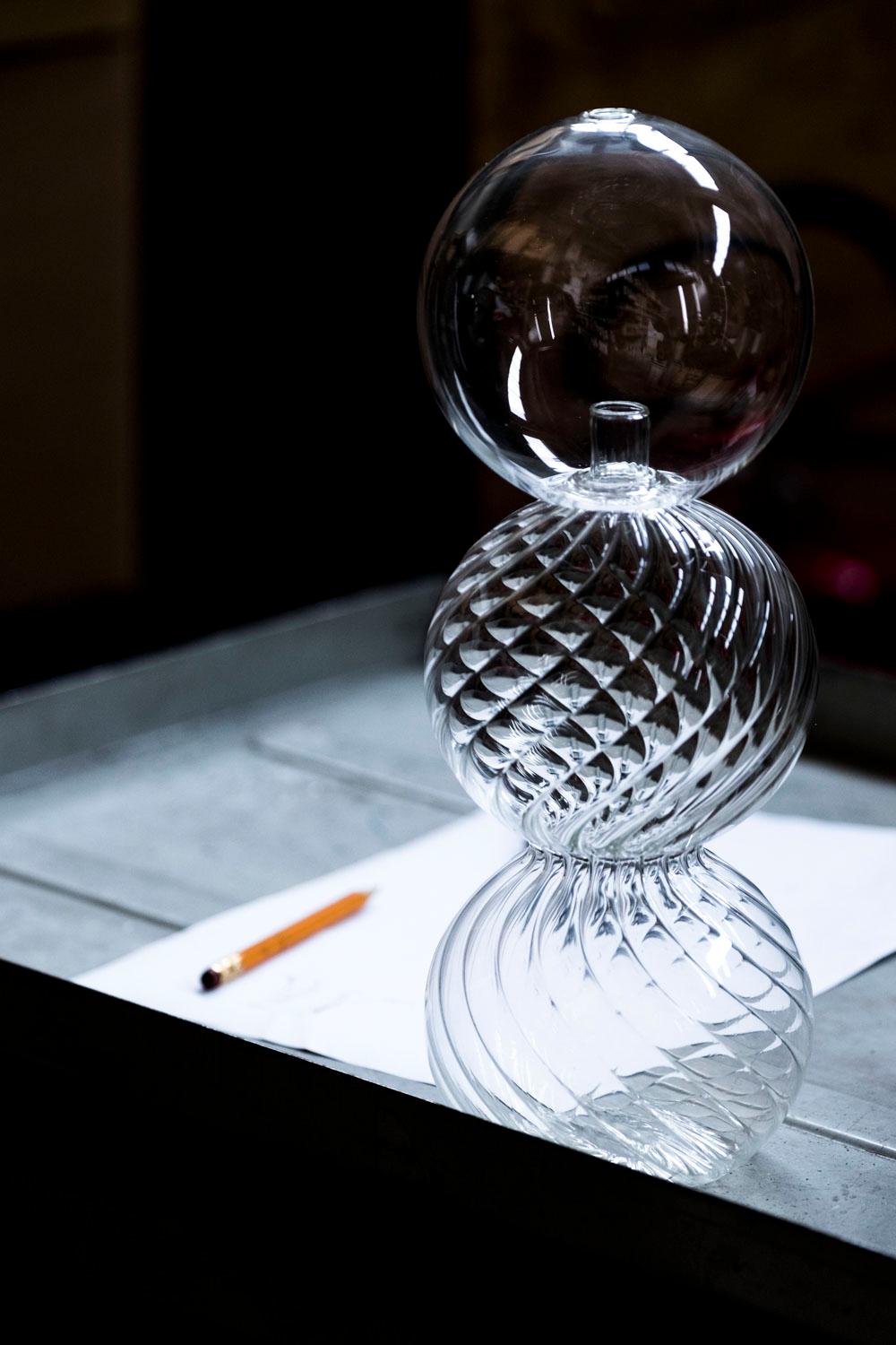 Verre Flacon de verre décoratif, couleur claire, Kanz en vente