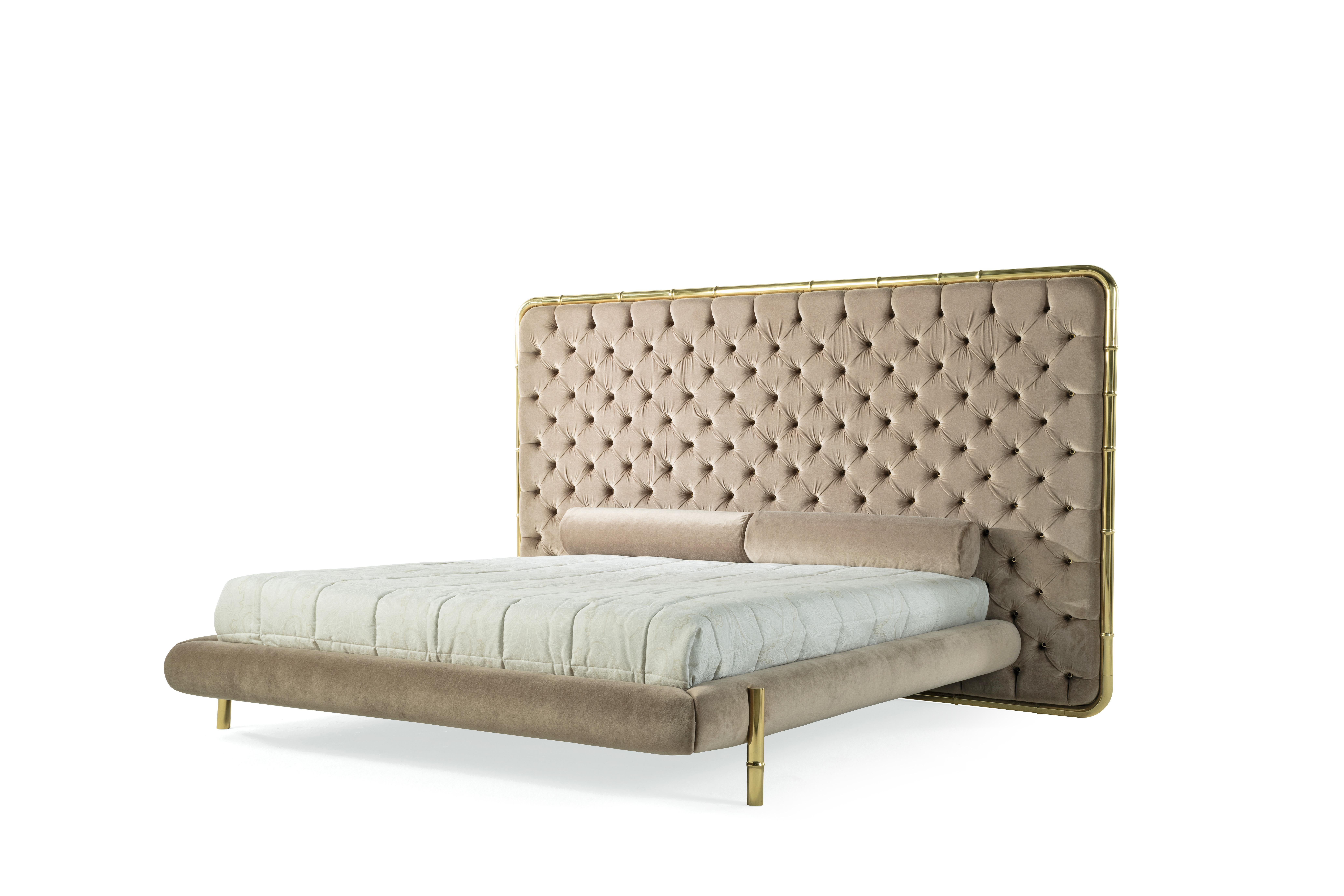 A bed with a regal and fairy-tale charm, in which the frame in polished brass shaped like bamboo canes meet the timeless elegance of the capitonné manufacturing.
The combination of different iconic fabrics from the ETRO Home Interiors line