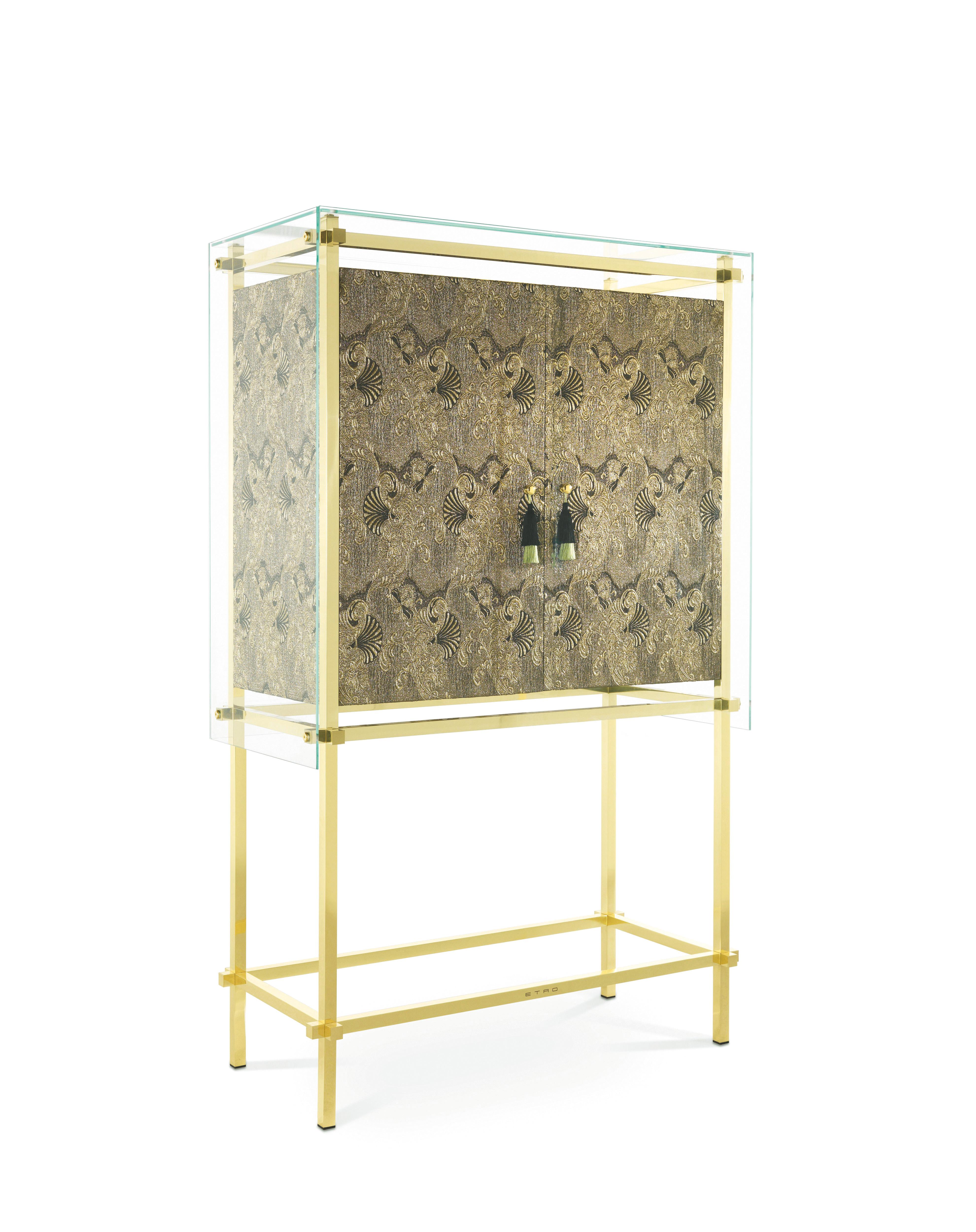 An impactful cabinet featuring precious upholstery in fabric from the Etro Home Interiors collection with oriental-inspired decorative motives and outer
extra clear tempered glass. A mystic and transcendent element with an ethereal and luminous mood