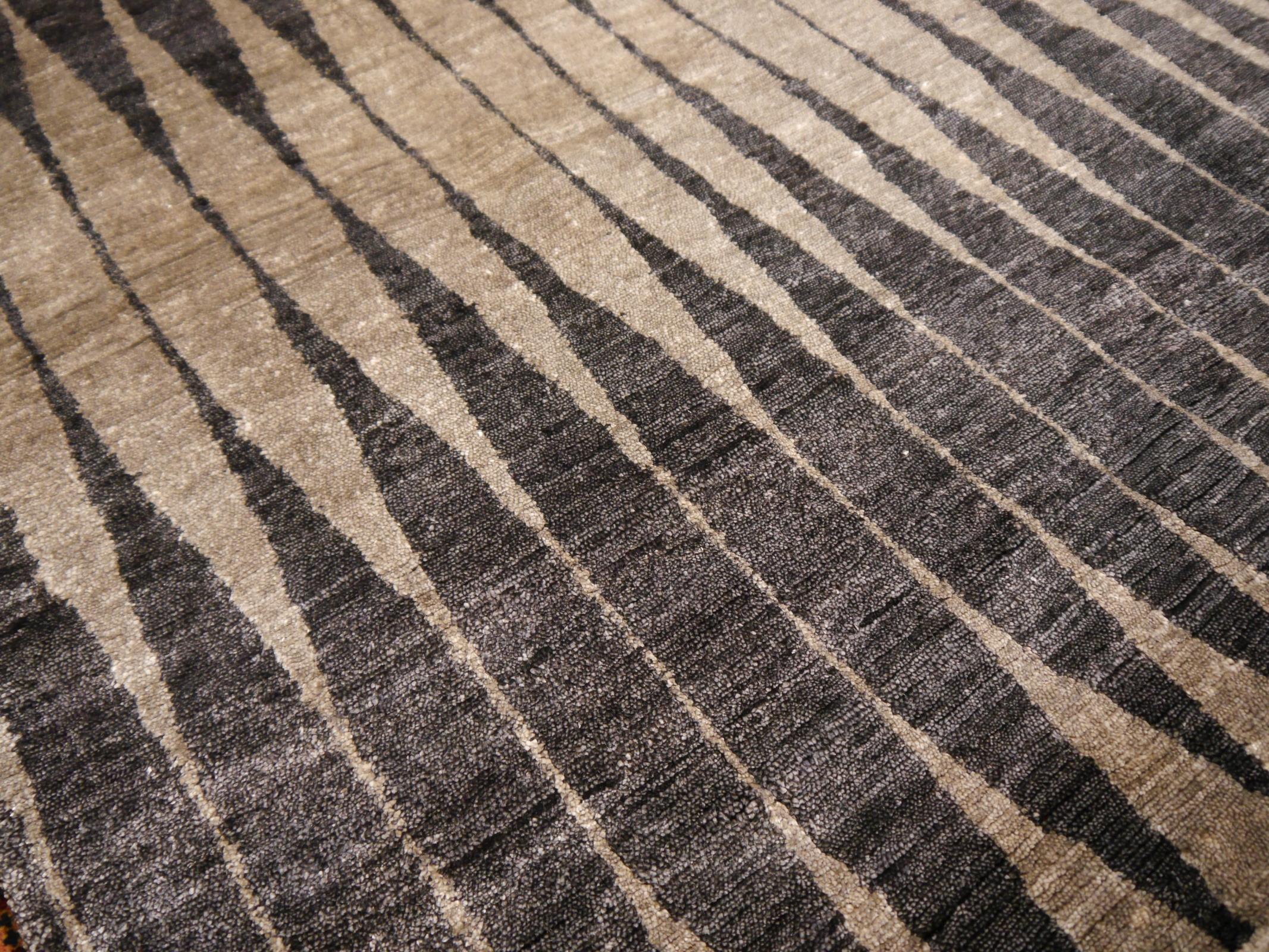 Alfombra de Seda Fina Anudada a Mano Gris Carbón Diseño Siglo XXI en venta 4