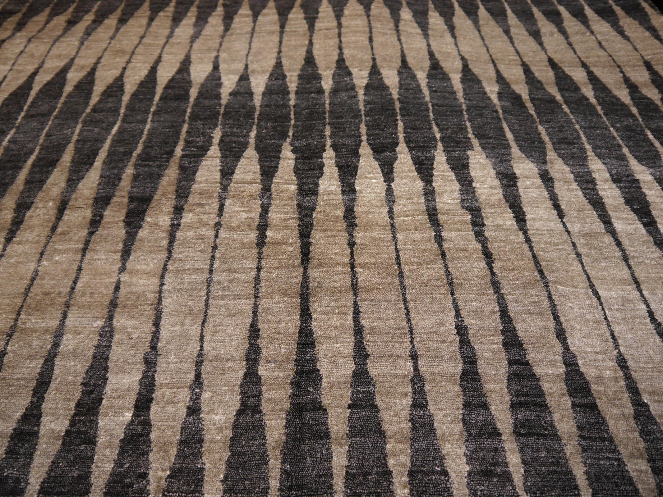 Handgeknüpfter grauer, anthrazitfarbener Seidenteppich im 21. Jahrhundert Design im Angebot 7