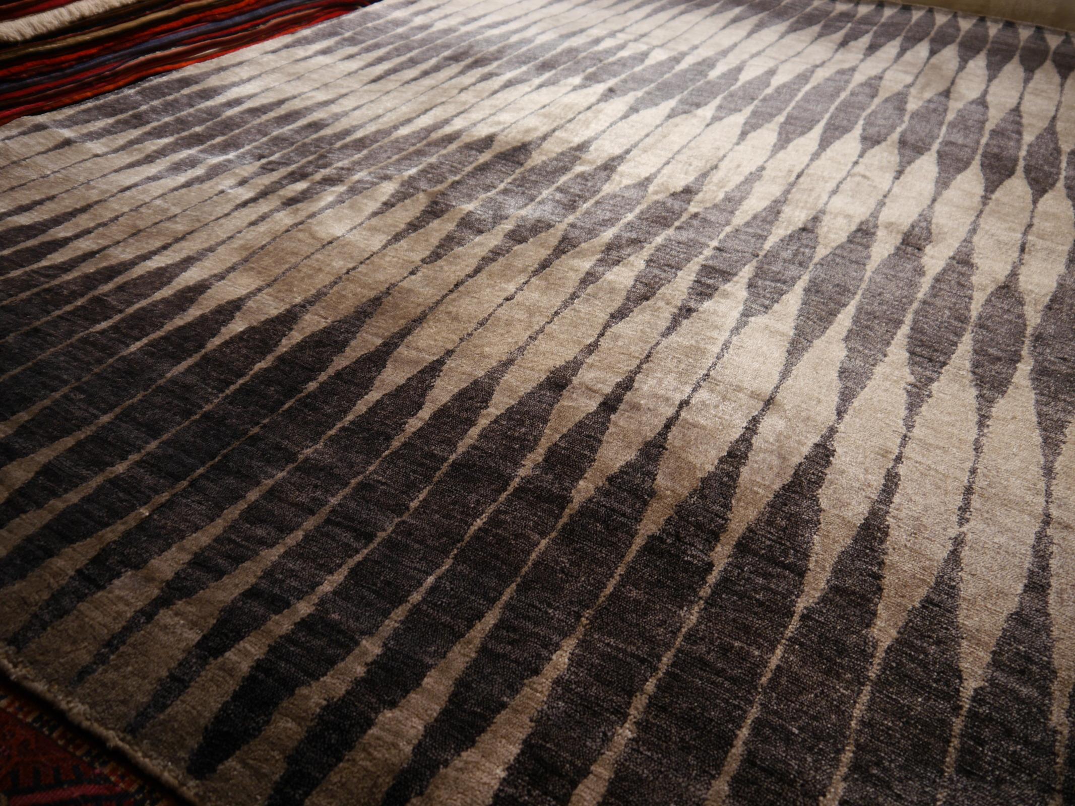 Handgeknüpfter grauer, anthrazitfarbener Seidenteppich im 21. Jahrhundert Design im Angebot 10