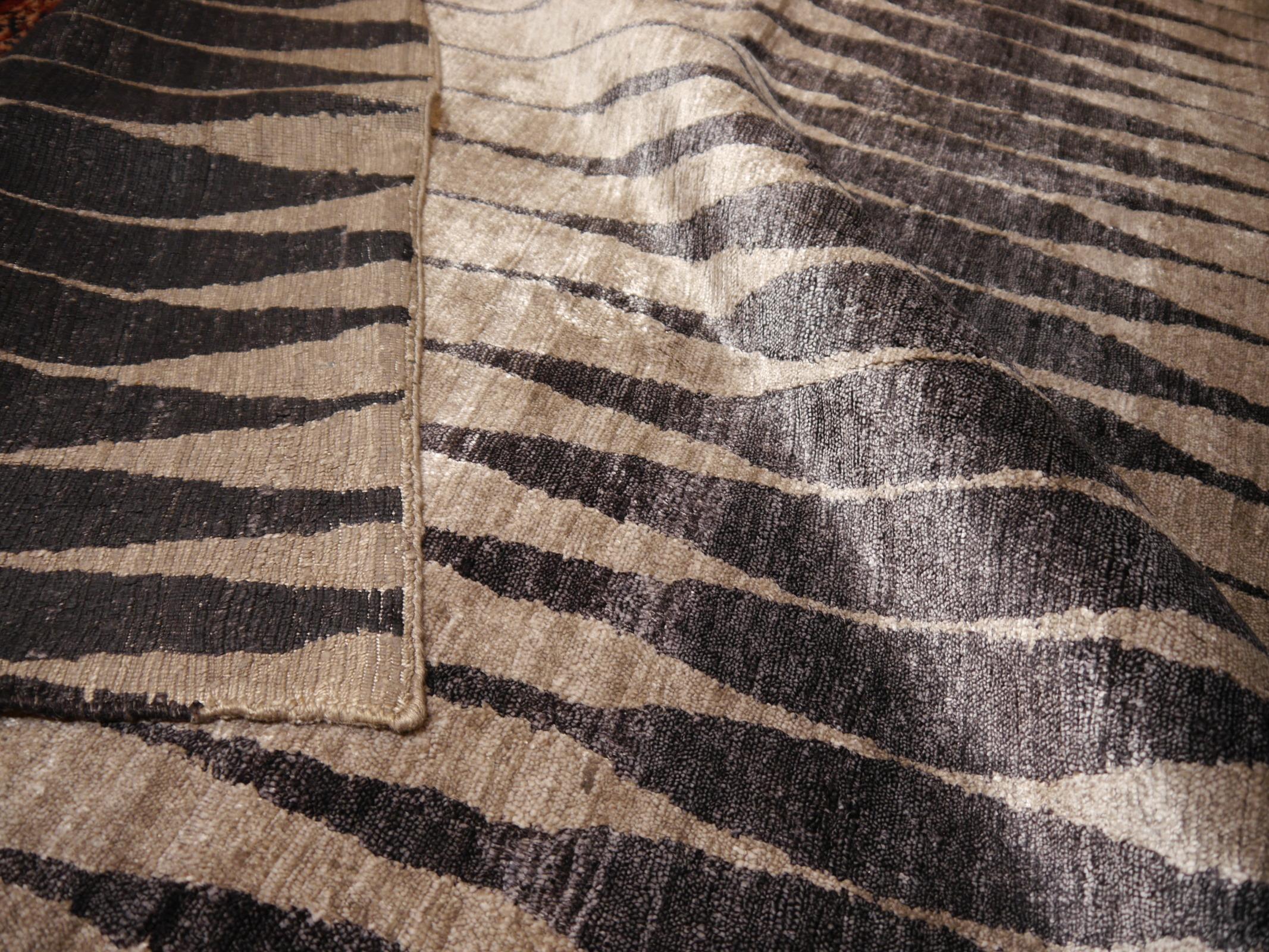 Alfombra de Seda Fina Anudada a Mano Gris Carbón Diseño Siglo XXI Indio en venta