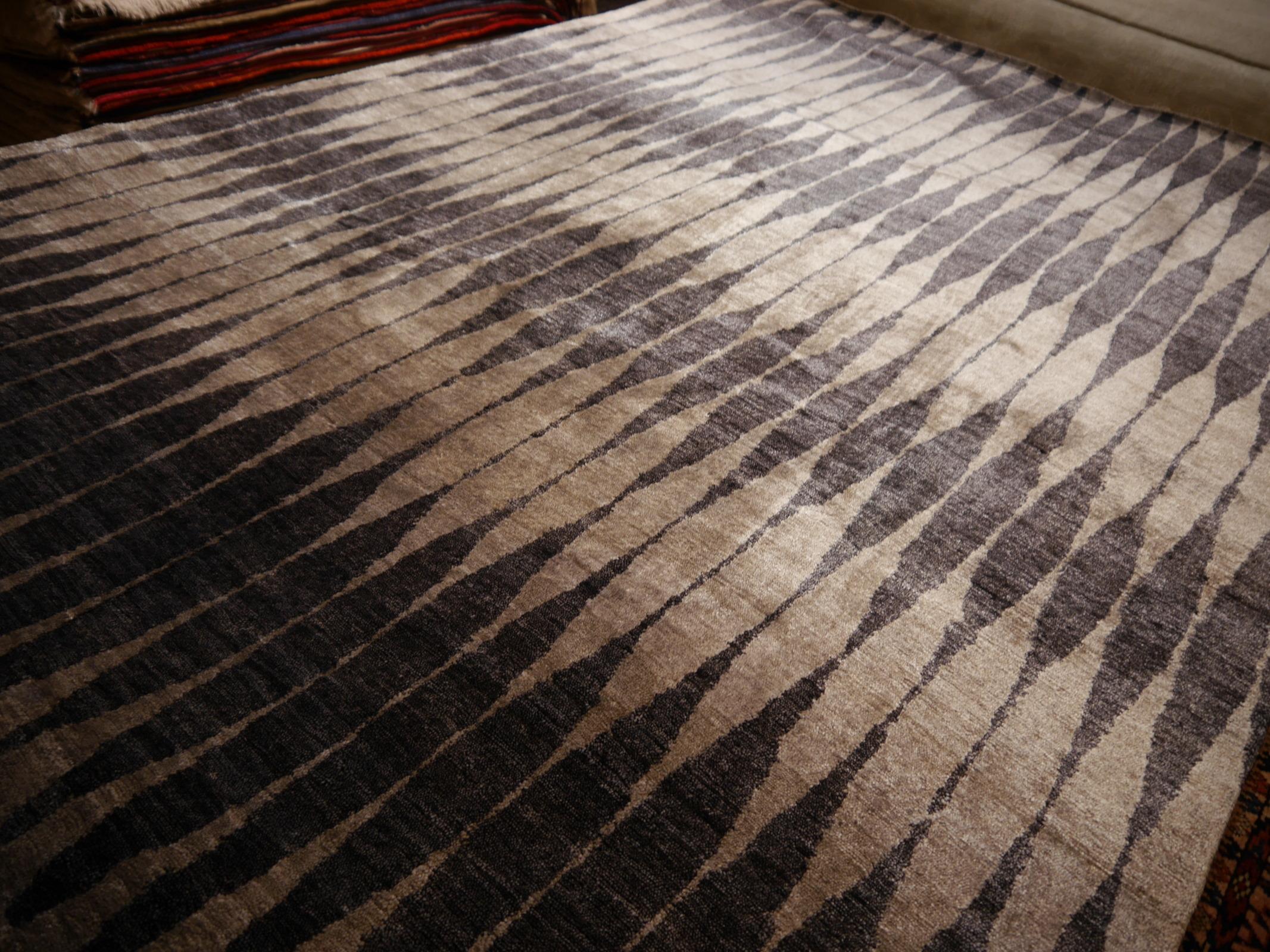 Handgeknüpfter grauer, anthrazitfarbener Seidenteppich im 21. Jahrhundert Design (21. Jahrhundert und zeitgenössisch) im Angebot
