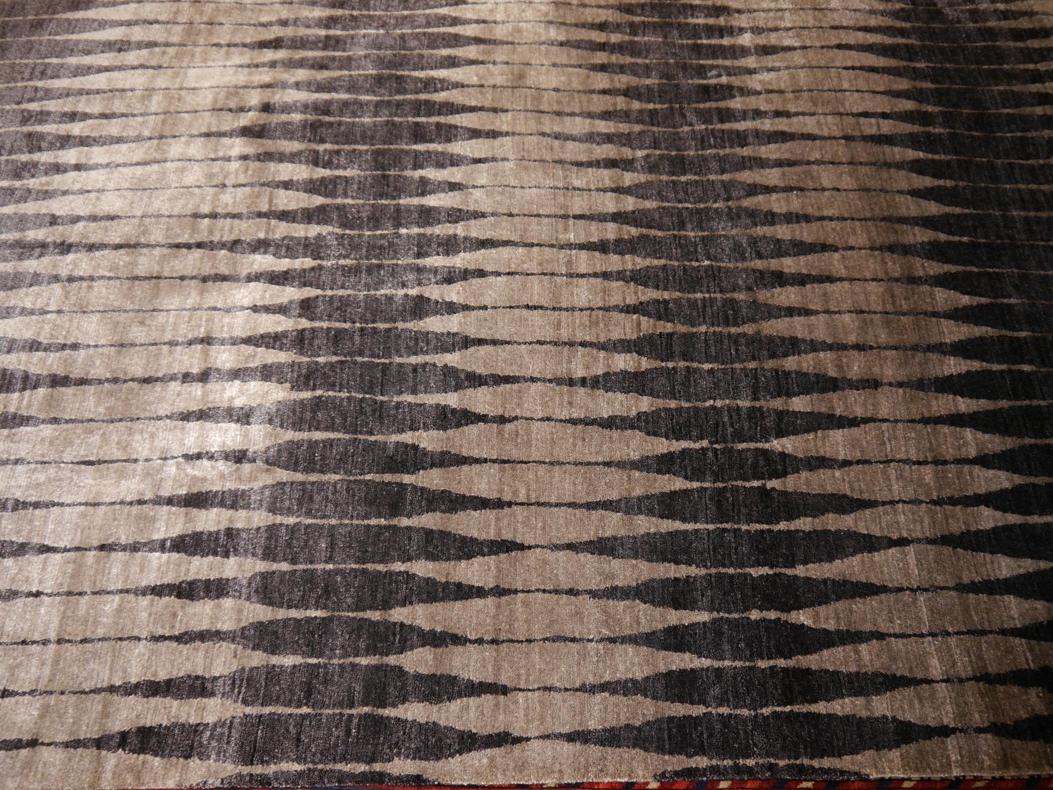 21st Century Design Fine Silk Rug Hand Knotted Gray Charcoal In New Condition For Sale In Lohr, Bavaria, DE