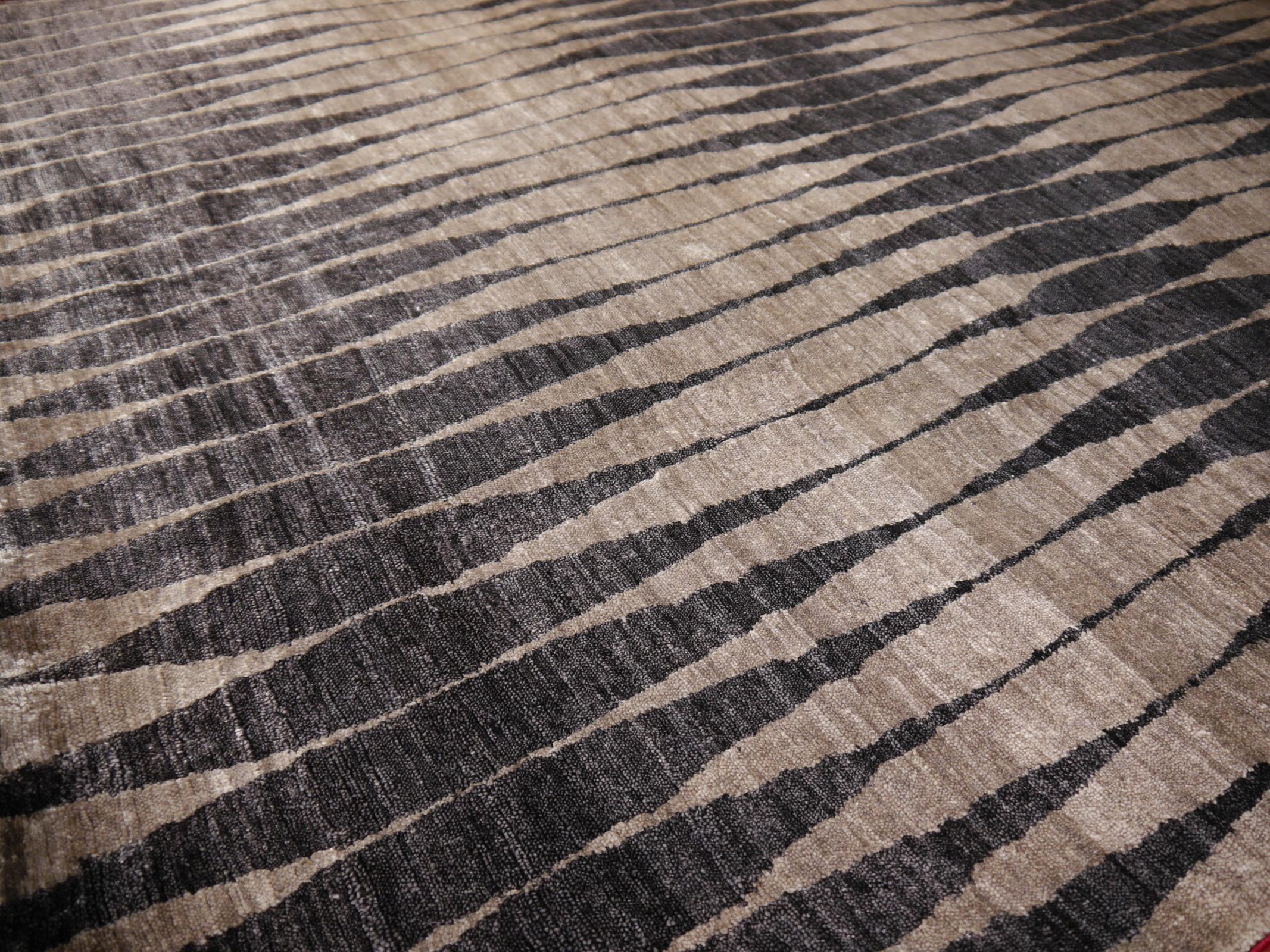 Handgeknüpfter grauer, anthrazitfarbener Seidenteppich im 21. Jahrhundert Design im Angebot 3