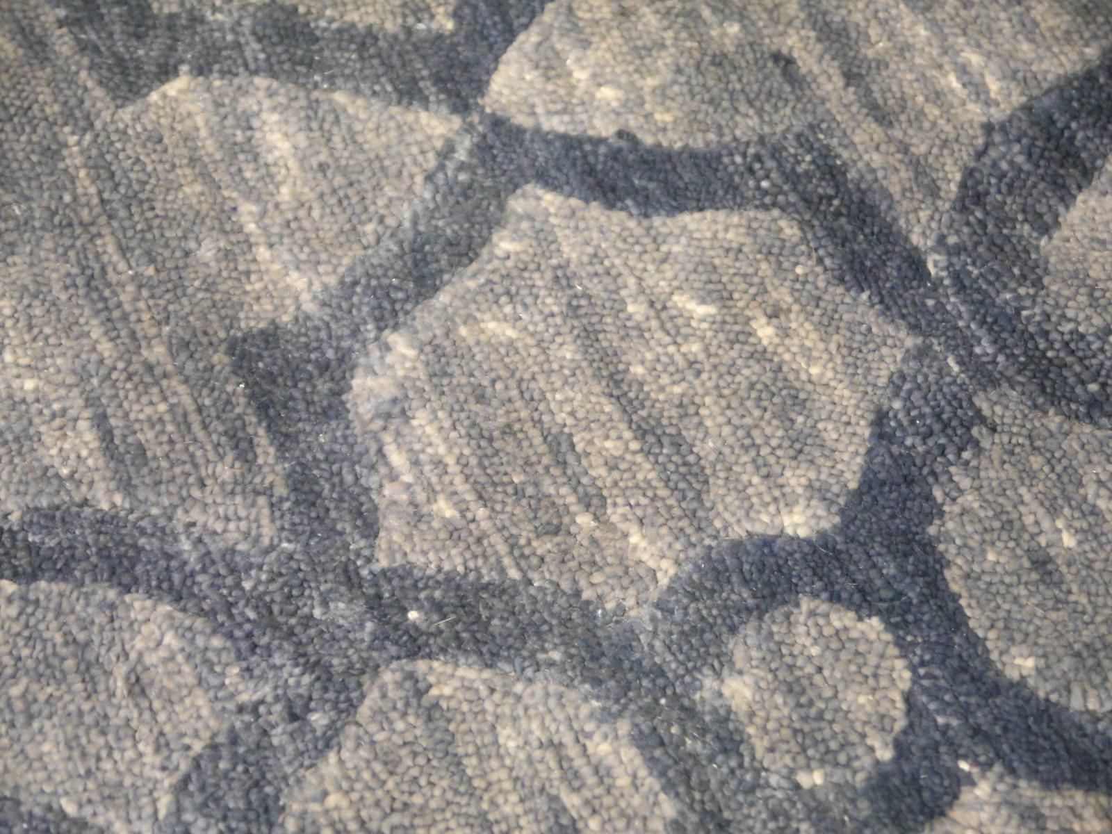 Designer-Teppich ca. 9 x 6 ft handgeknüpft blau
Exklusiver Designteppich, handgeknüpft in zwei Farben aus feinster Bambusseide.
Diskrete Eleganz durch edles Material.
Herstellungsmethode: handgeknüpft
Material: 100% Bambusseide, hergestellt nach dem