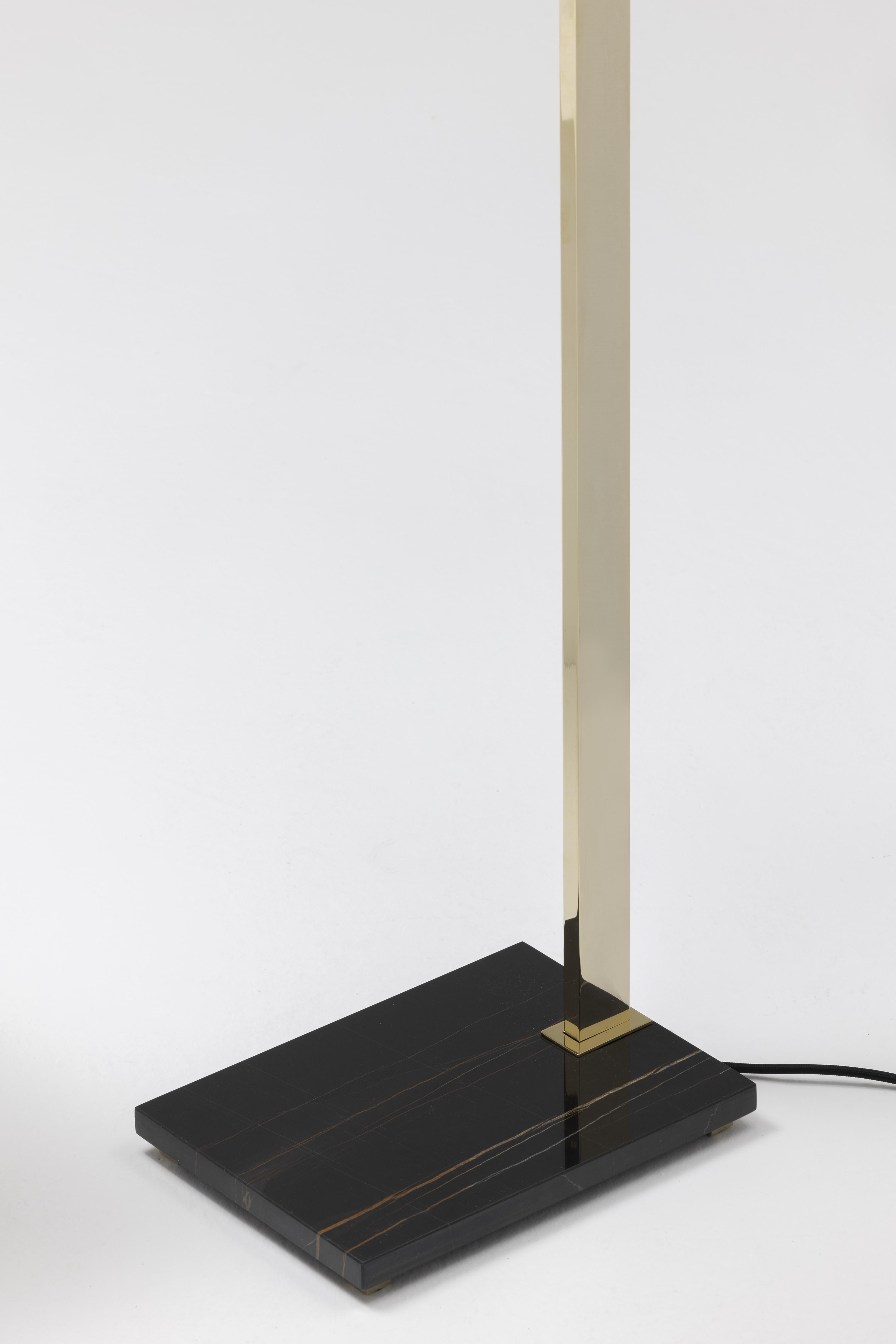 Lasciati ispirare dalla nuova collezione Nahoor's Mahari,
che presenta proposte uniche: le linee pure del
componenti in metallo combinati con l'Eleganza della
basi in marmo.
Una proposta che può essere declinata in chiave moderna
o in contesti più