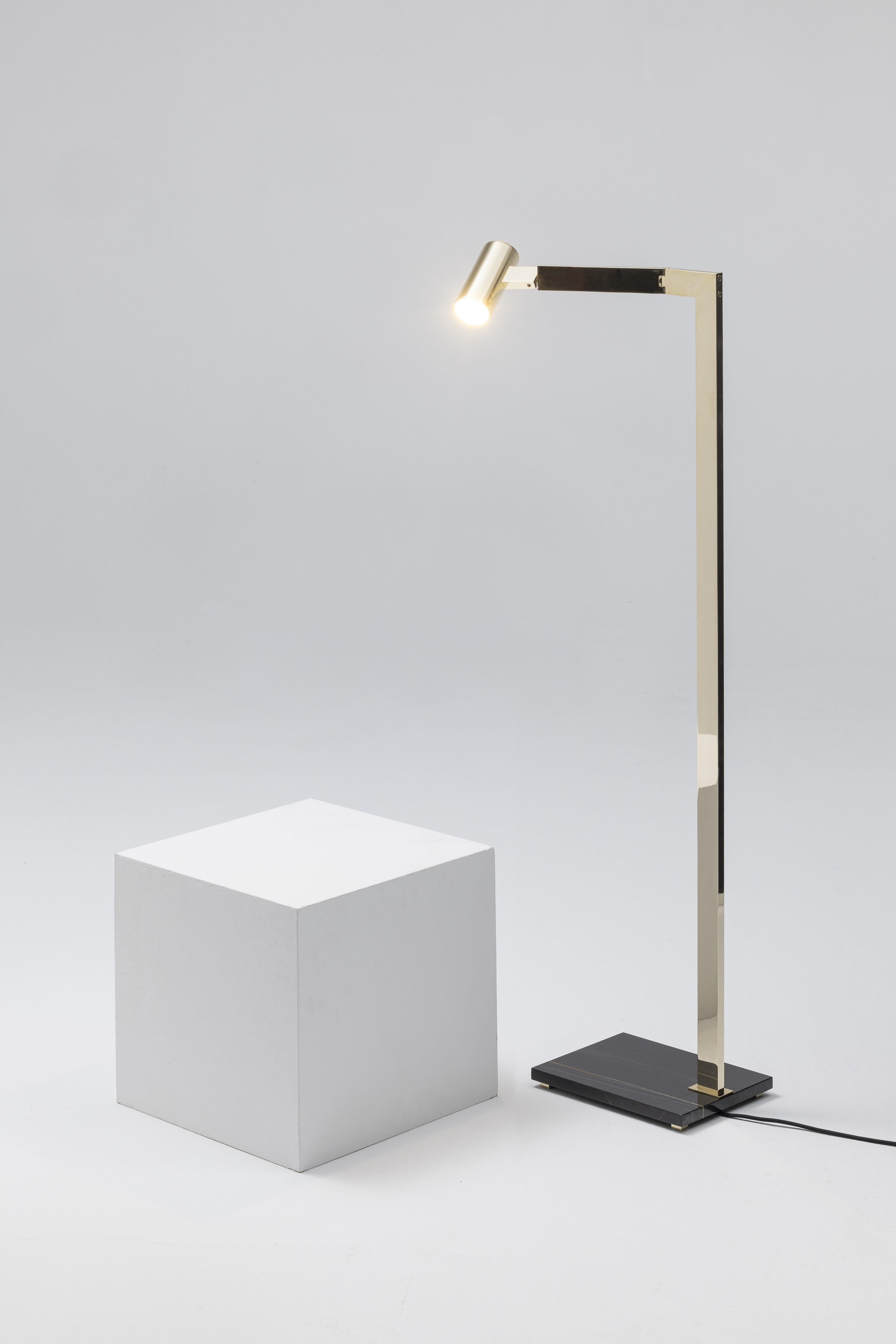 Italiano 21st Century Design William Pianta Lampada da terra MAHARI MARBLE Ottone lucido Led in vendita