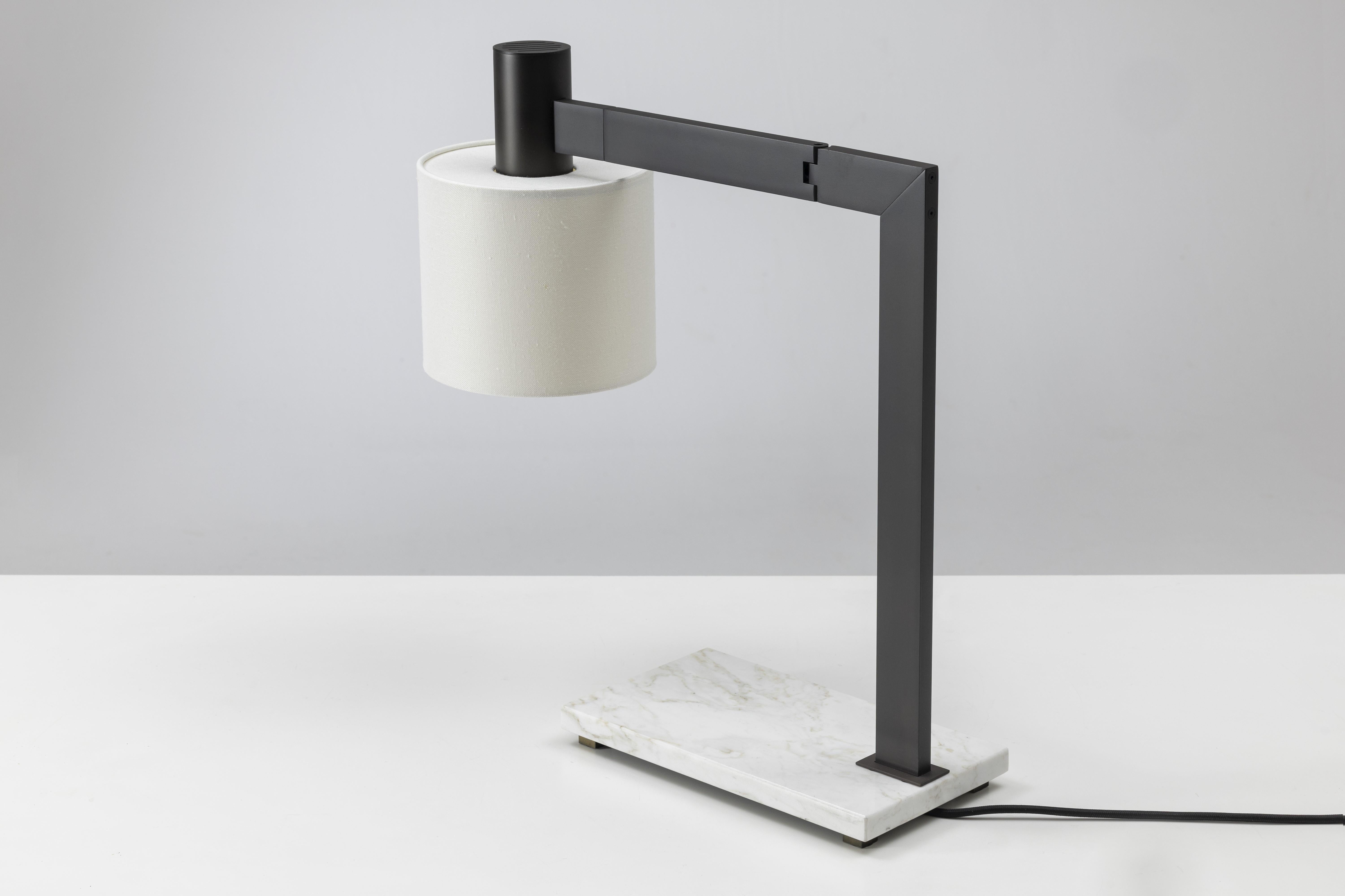 Be inspired by the new Nahoor’s Mahari collection,
which presents unique proposals: the pure lines of the
metal components combined with the elegance of the
marble bases.
A proposal that can be declined in modern
environments or in more classic