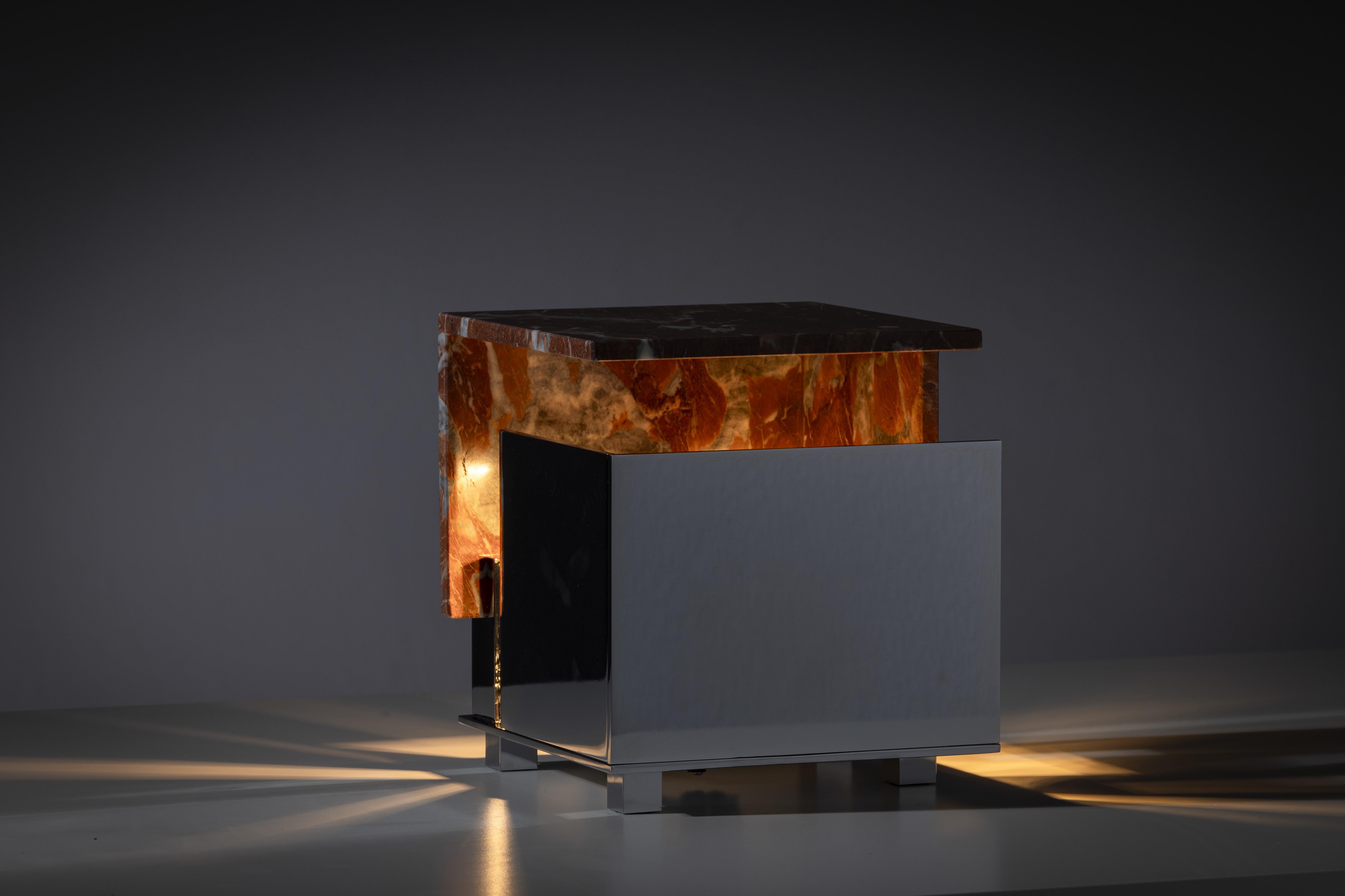 Italiano 21st Century Design William Pianta Lampada da tavolo CUBO piccola cromo lucido rosso marmo in vendita
