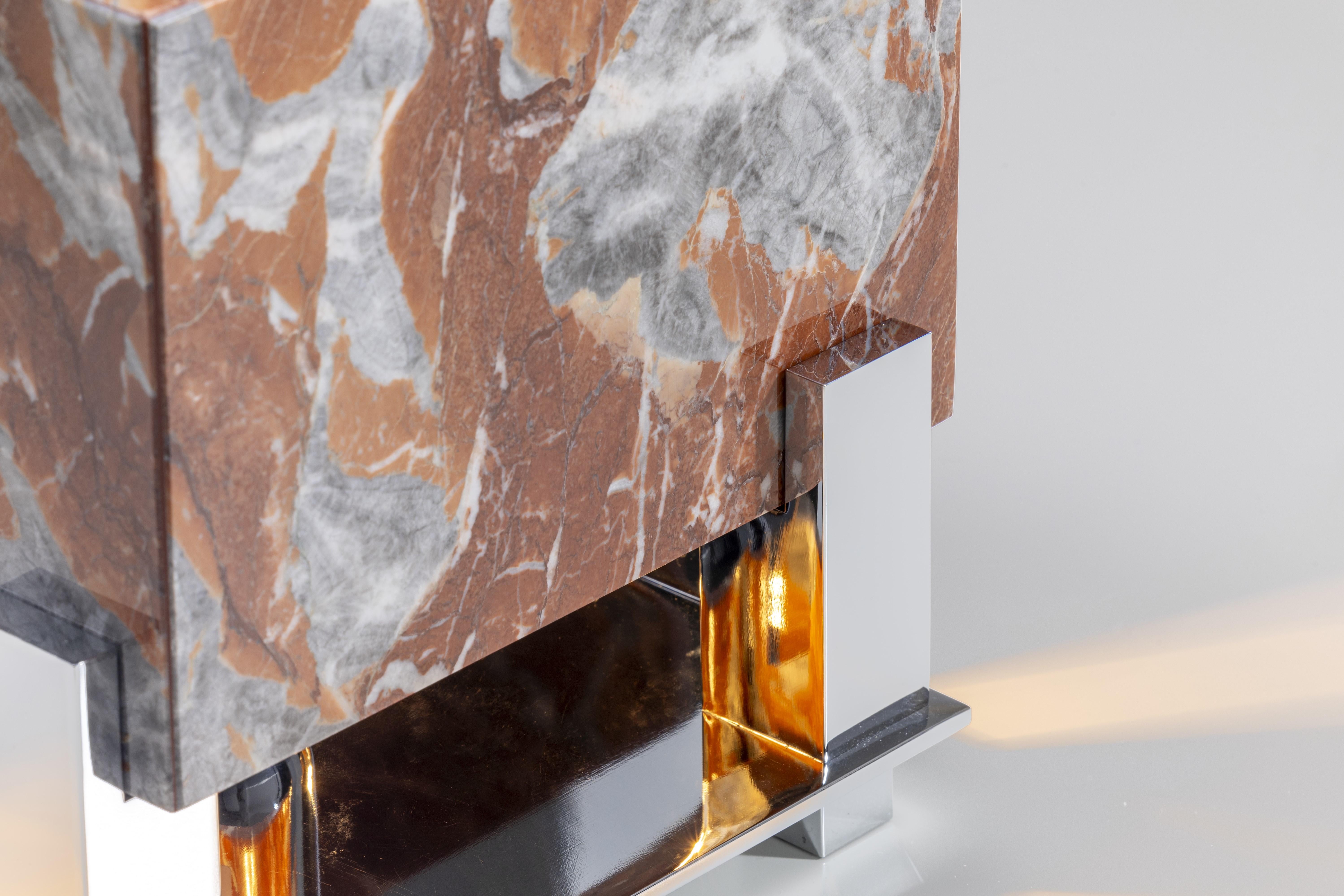 Lucidato 21st Century Design William Pianta Lampada da tavolo CUBO piccola cromo lucido rosso marmo in vendita