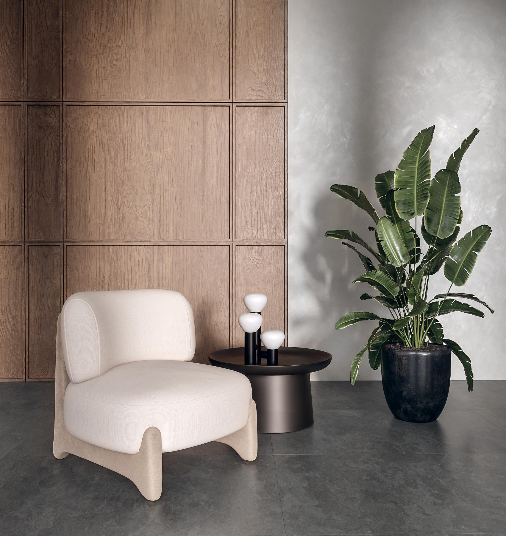 Zeitgenössischer moderner Tobo-Sessel aus Stoff und Eichenholz von Collector Studio (Travertin) im Angebot